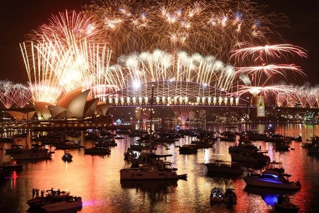 Phao hoa ruc ro thap sang bau troi Sydney chao 2026 hinh anh