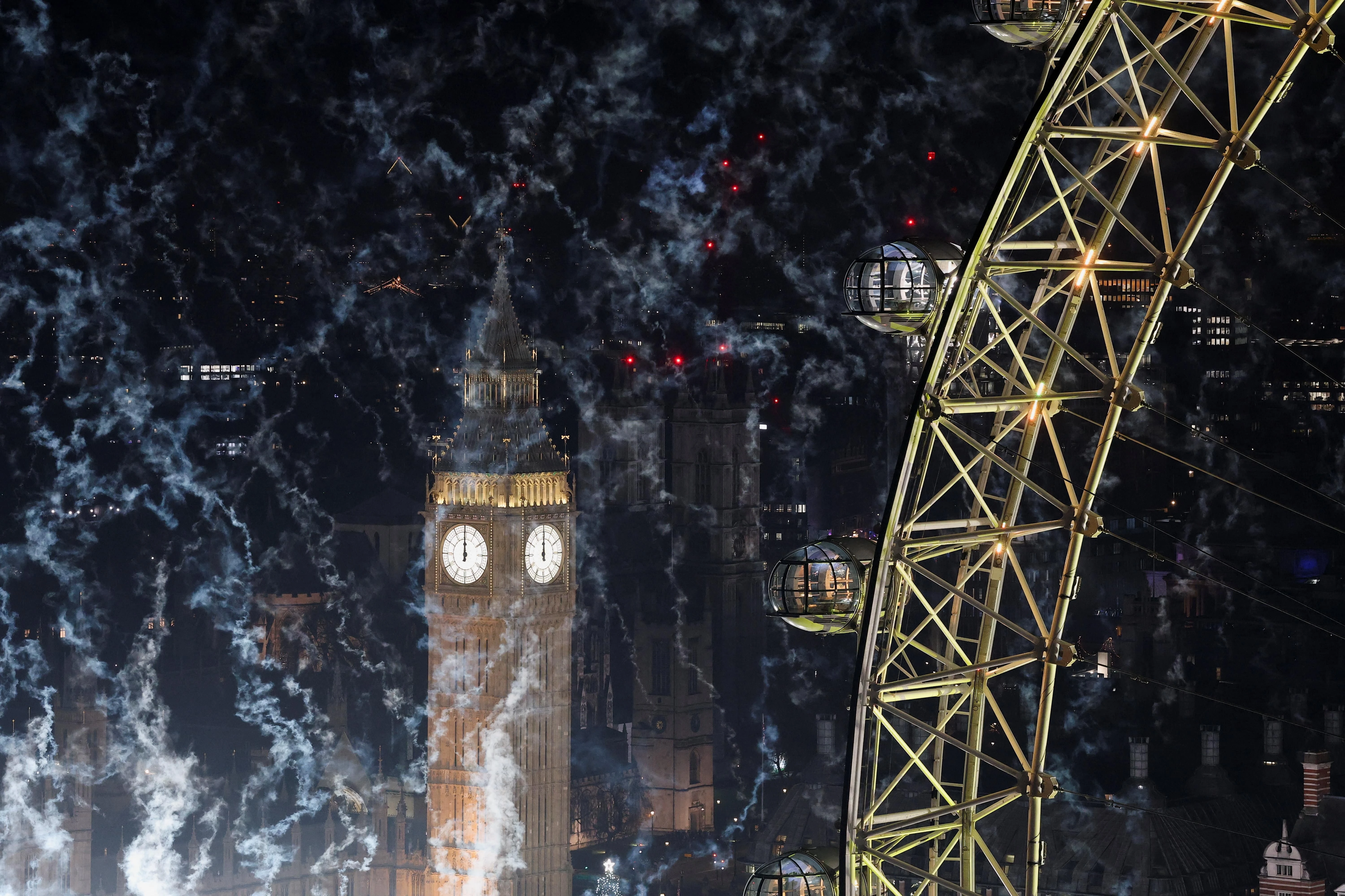 Dong ho Big Ben diem 12 tieng chuong mung nam moi hinh anh