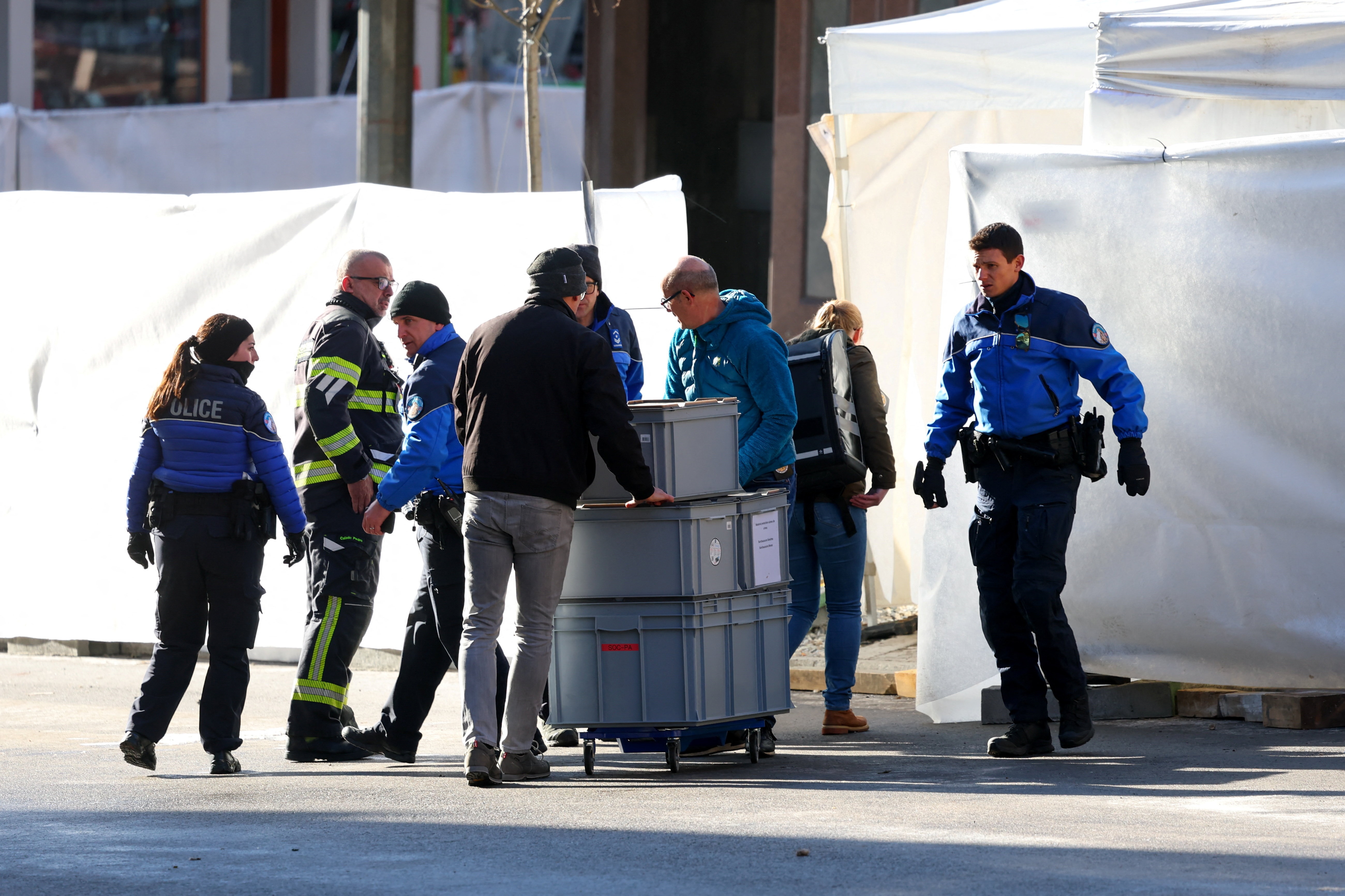 Gan 40 nguoi chet trong vu no quan bar, Thuy Si mo rong dieu tra hinh anh