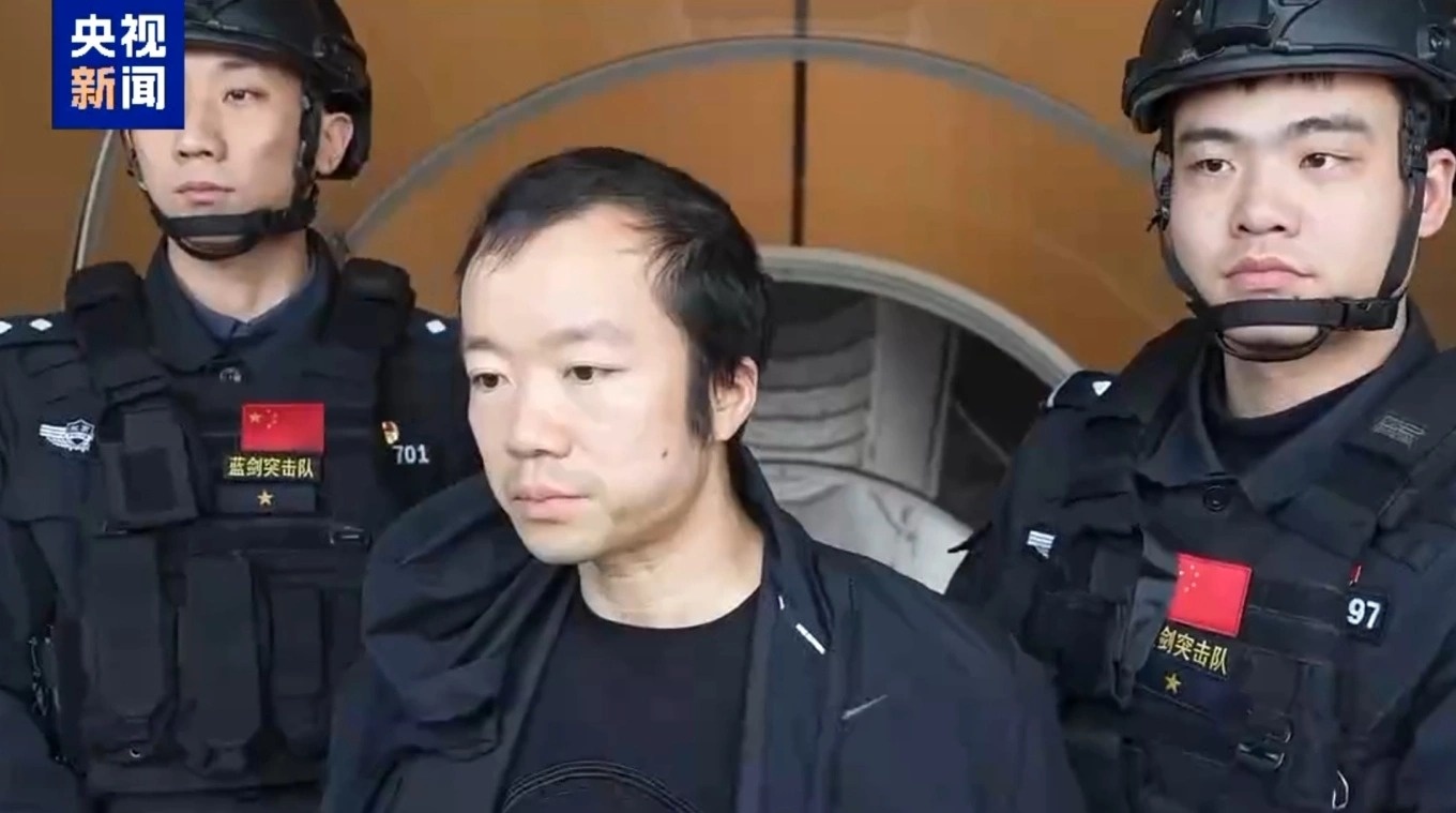 He lo hinh anh ong trum Tran Chi bi ap giai ve Trung Quoc hinh anh