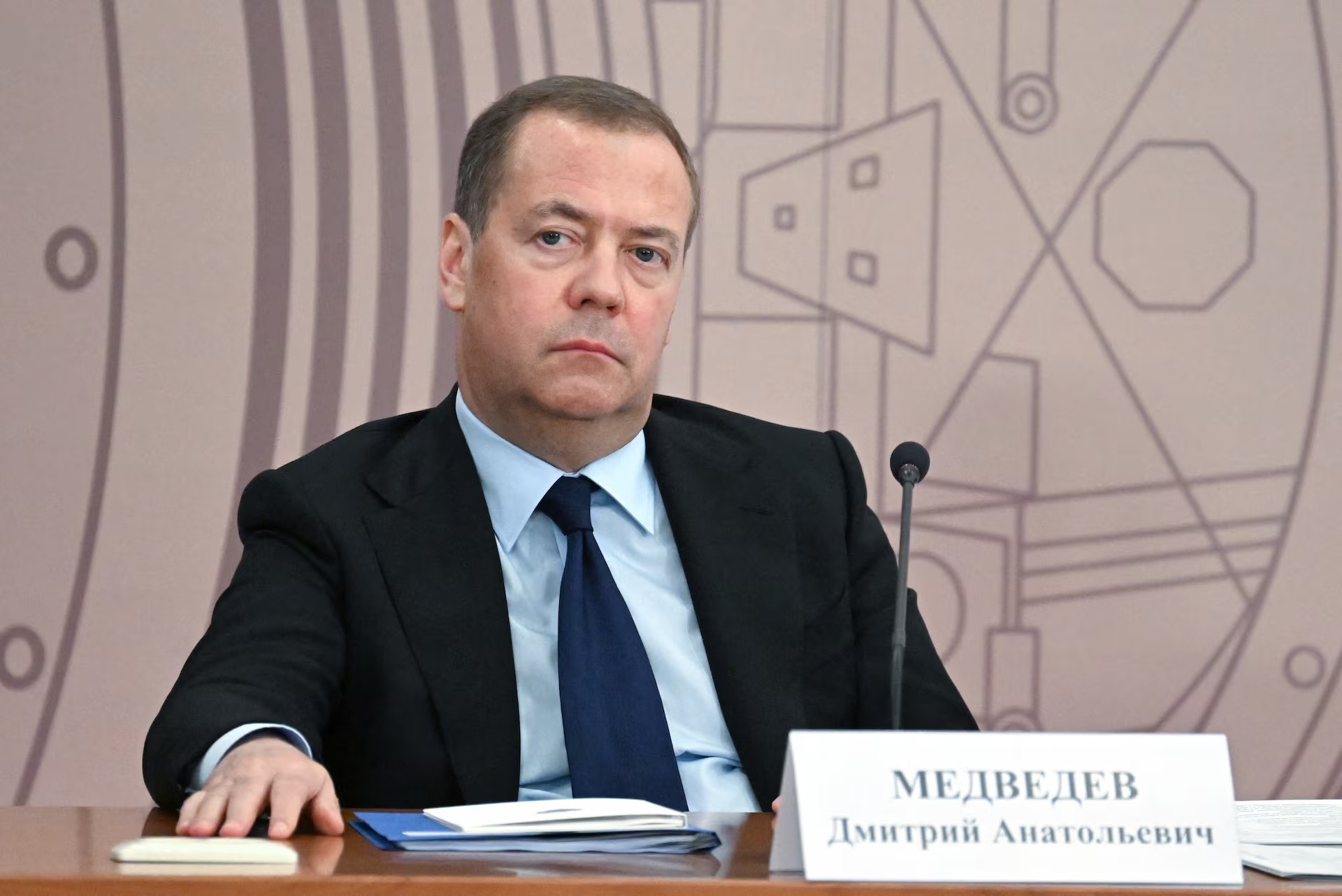 Ong Medvedev mia mai: Ong Trump phai 'nhanh tay' voi Greenland hinh anh