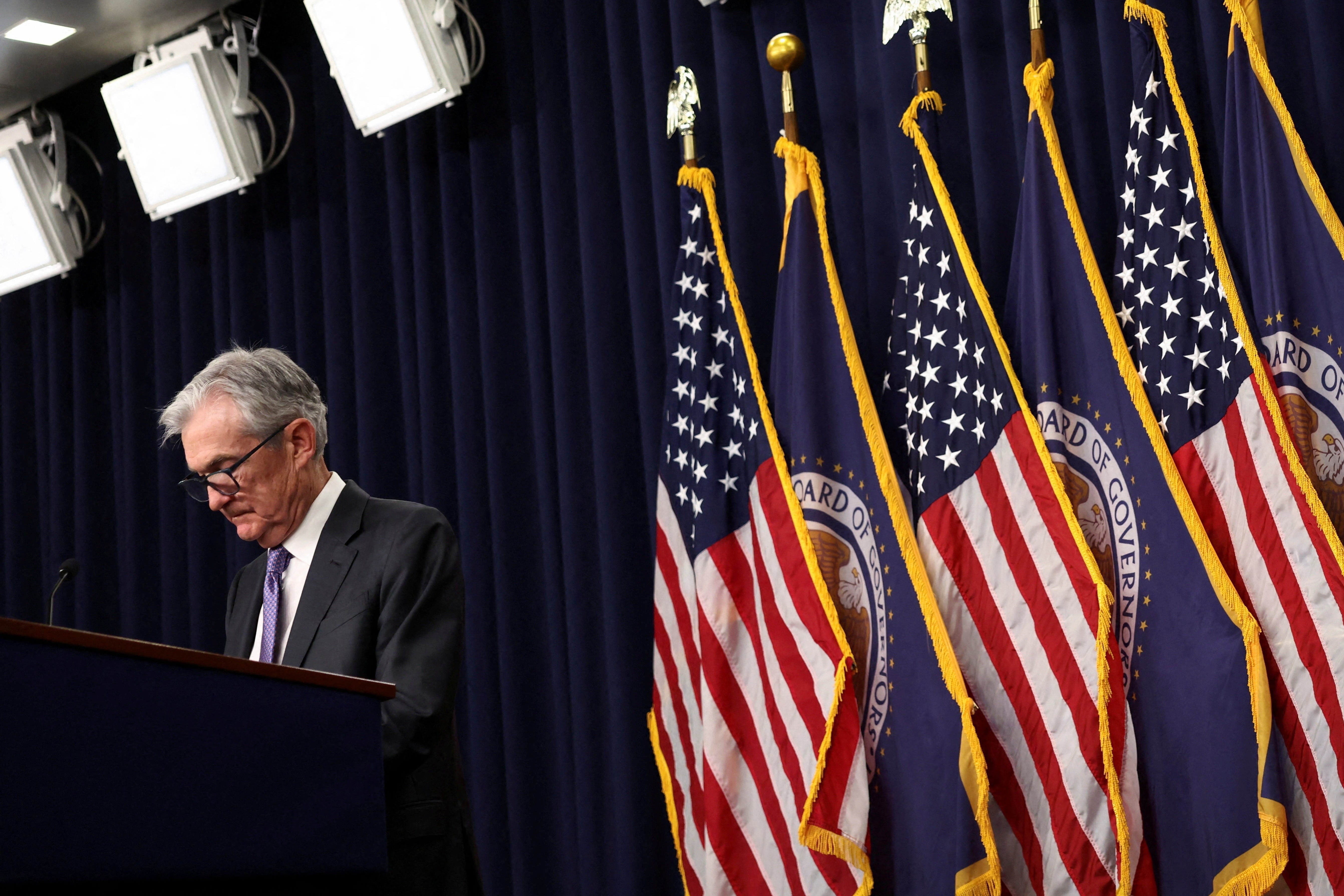 Dang Cong hoa 'quay xe' voi ong Trump vi dieu tra Chu tich Fed hinh anh