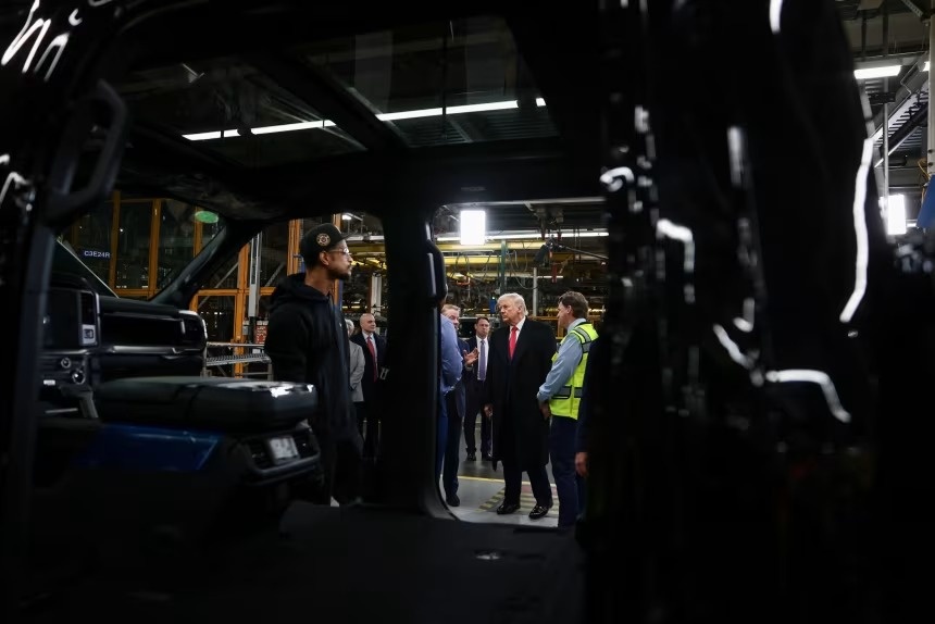 Ong Trump 'gio ngon tay thoi' gay tranh cai hinh anh