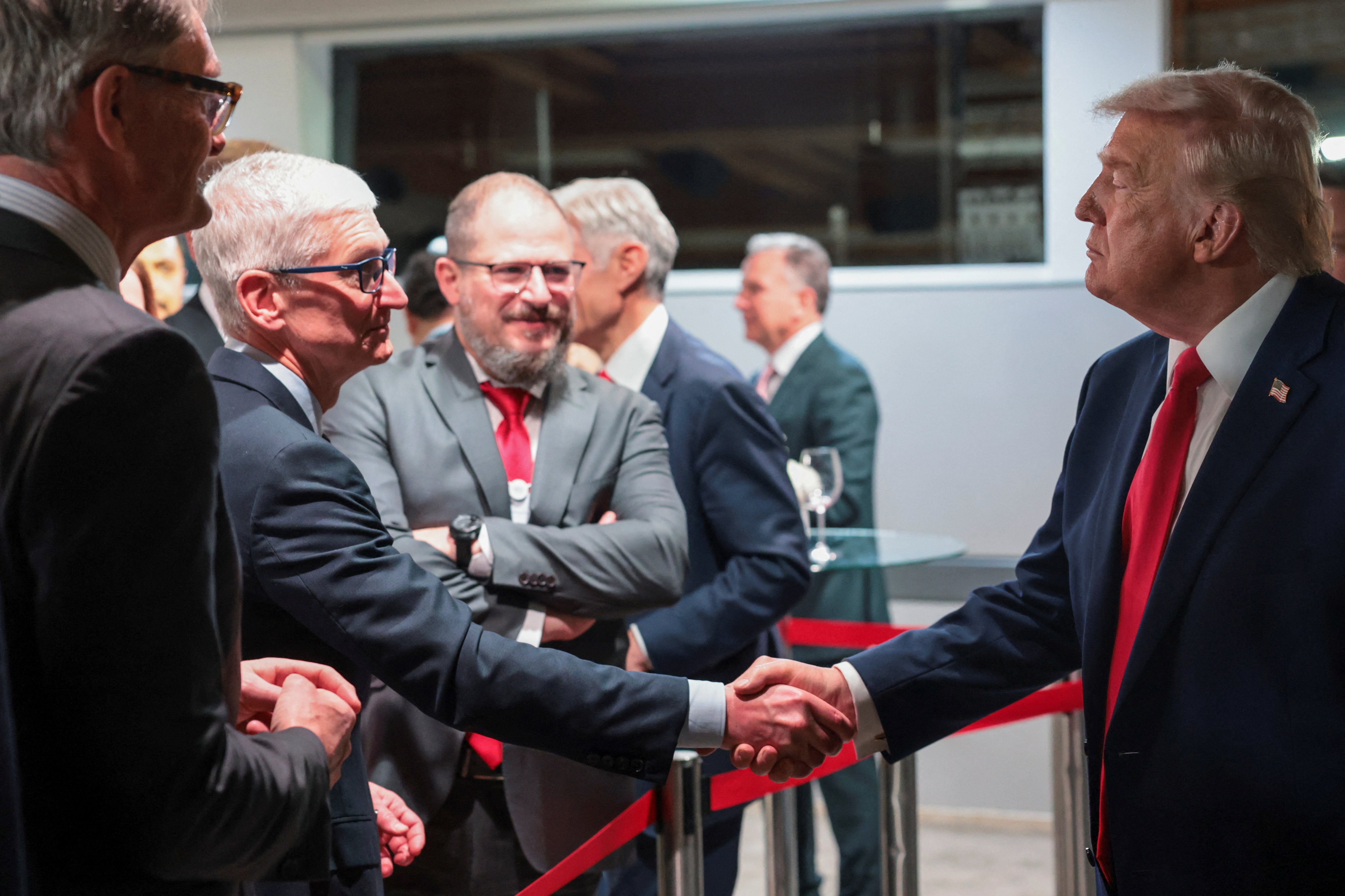 Gioi ty phu My e ngai tinh bat thuong cua Tong thong Trump hinh anh