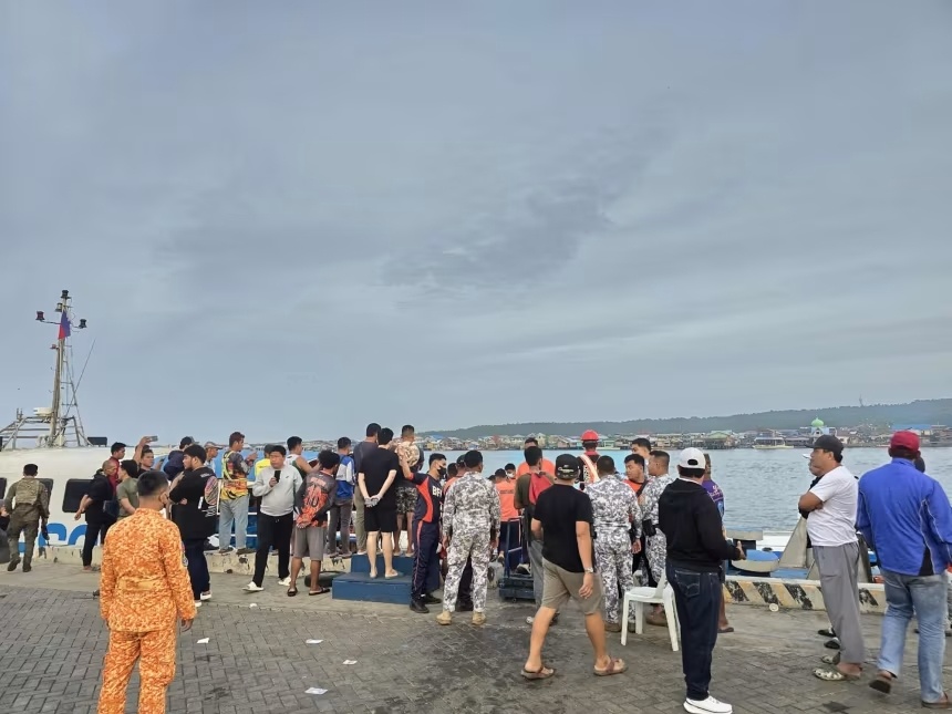 Pha cho hon 350 nguoi bi chim o Philippines hinh anh