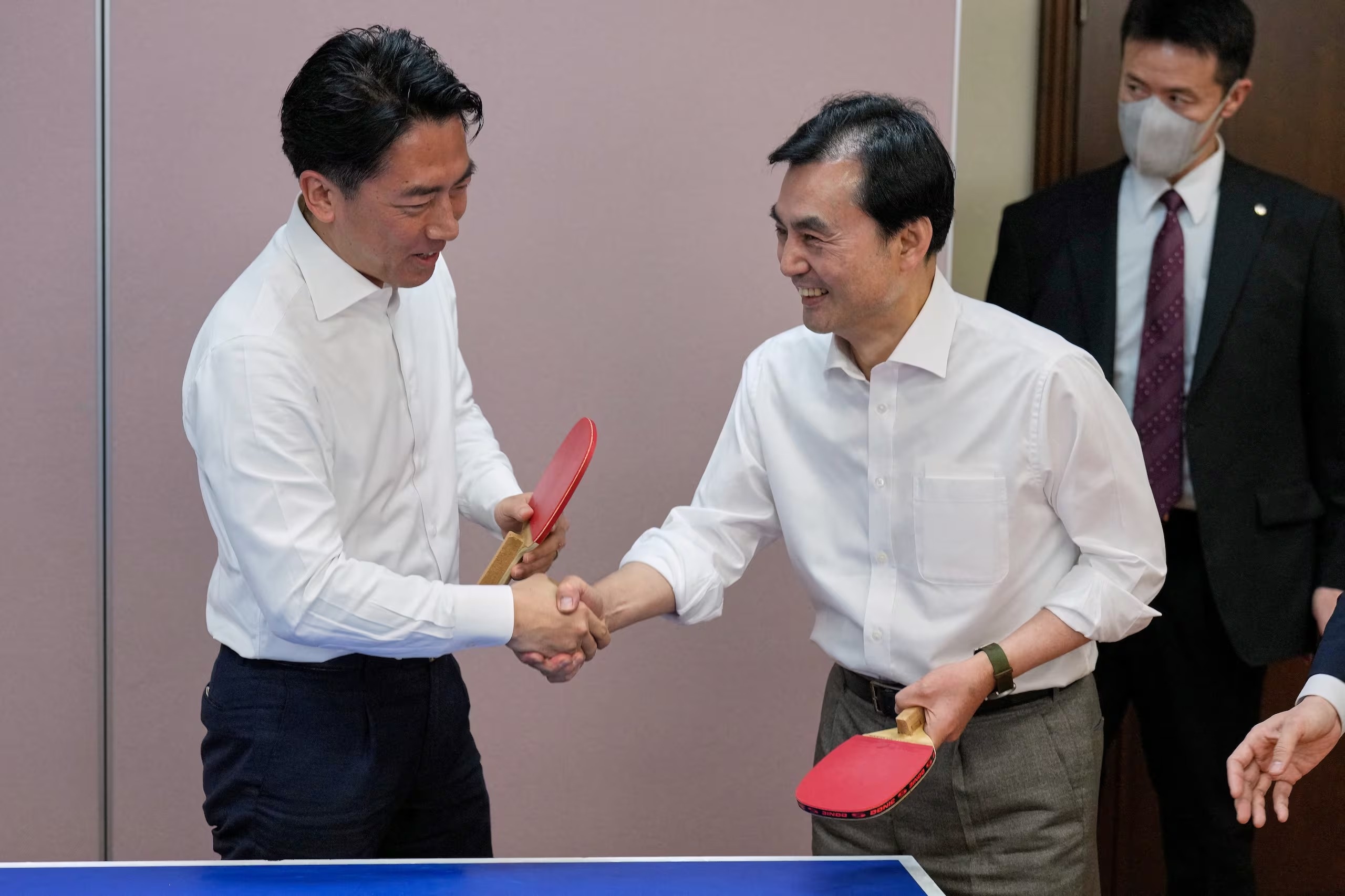 Nhat - Han 'ngoai giao bong ban' ham nong quan he quoc phong hinh anh