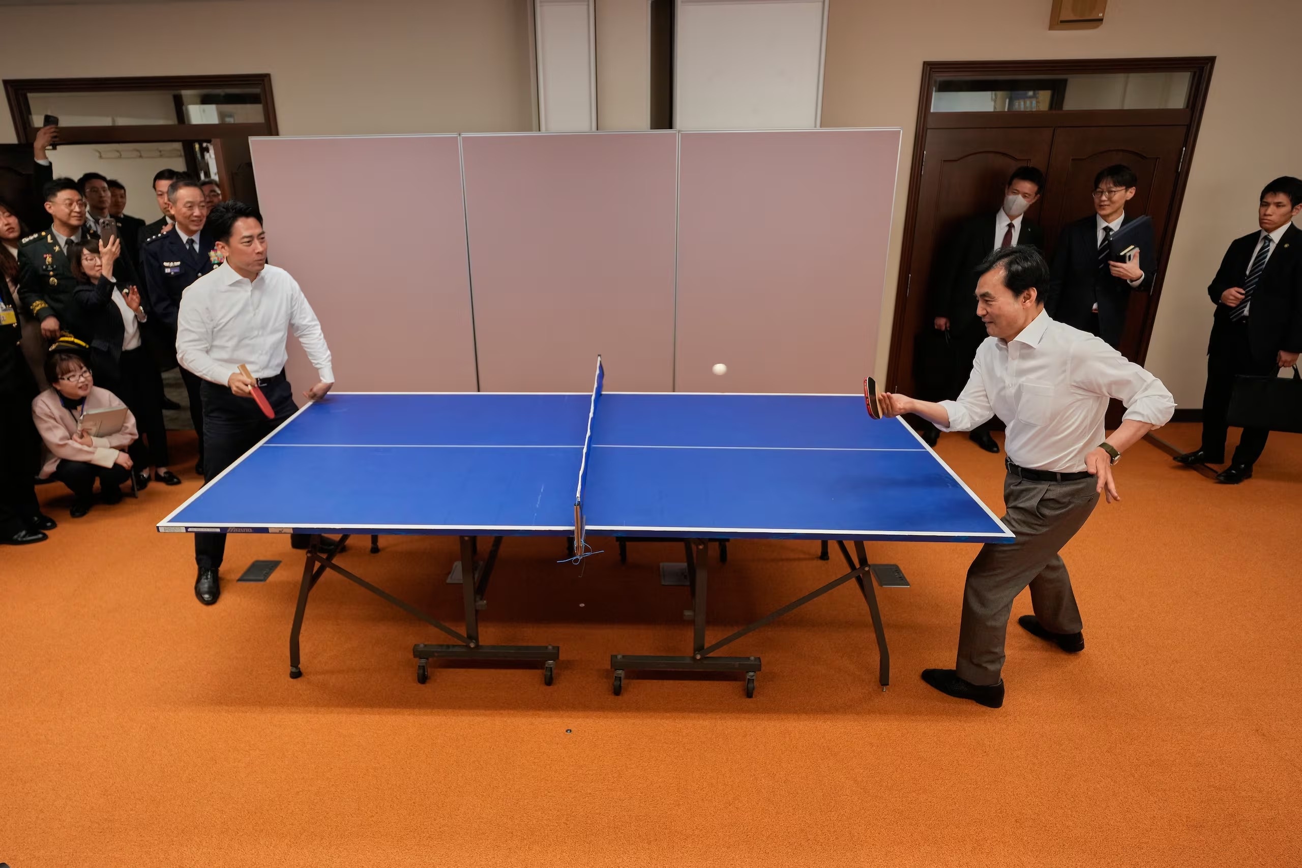 Bo truong Quoc phong Nhat Ban va Han Quoc giao luu bong ban hinh anh