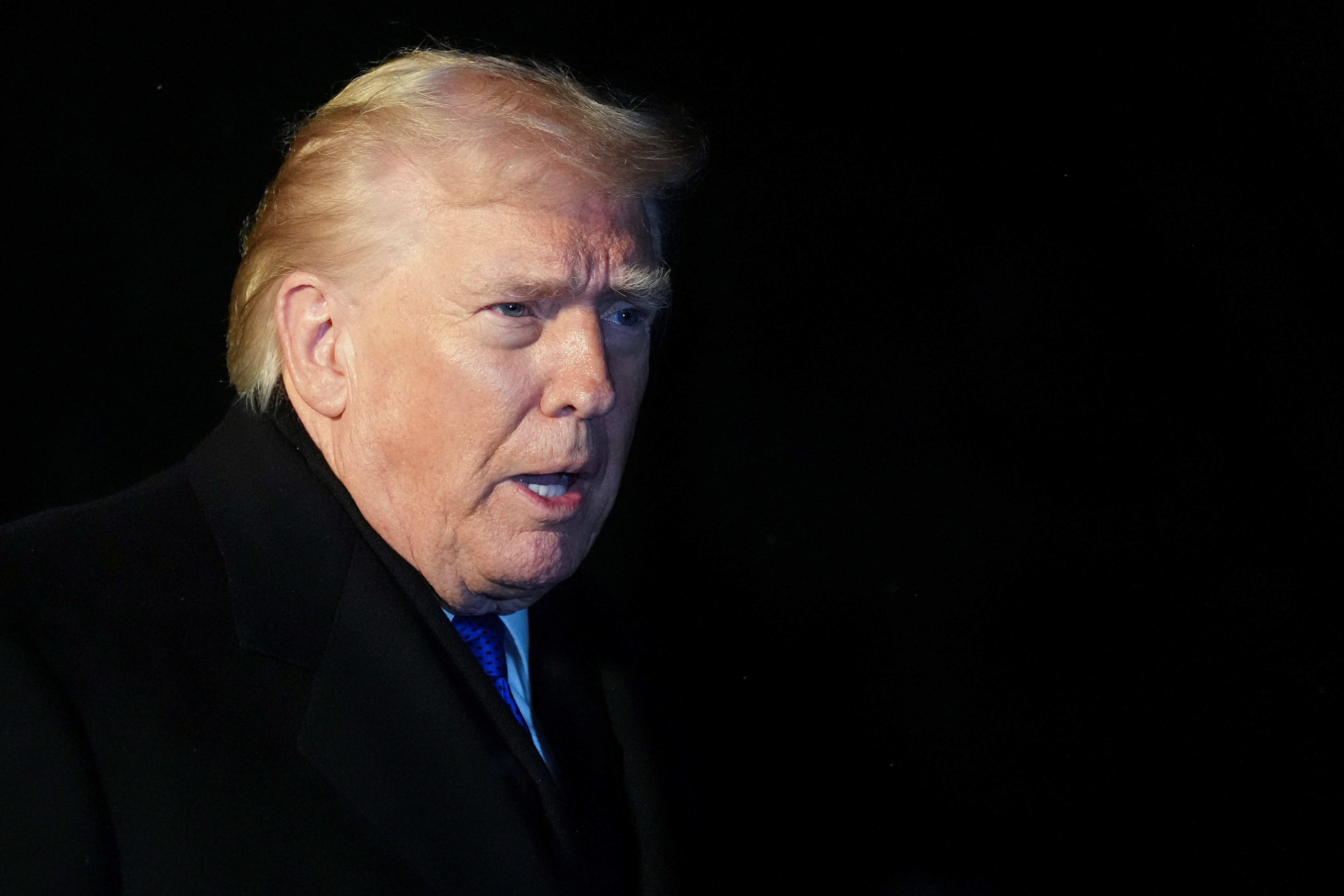 Phan no vu video 'khi' ve vo chong Obama: Ong Trump do loi tro ly hinh anh