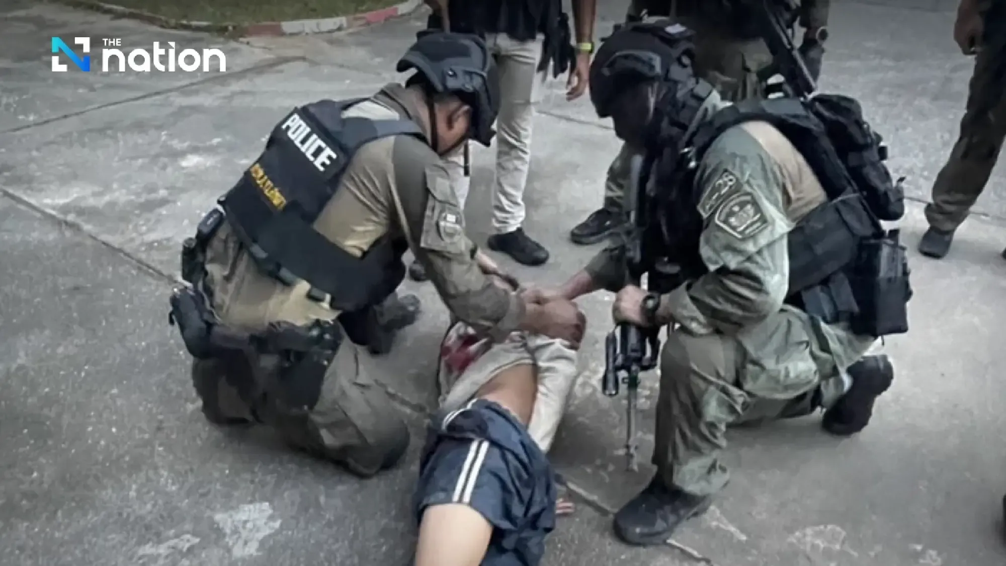 No sung ban chet hieu truong, bat coc hang loat hoc sinh o Thai Lan hinh anh