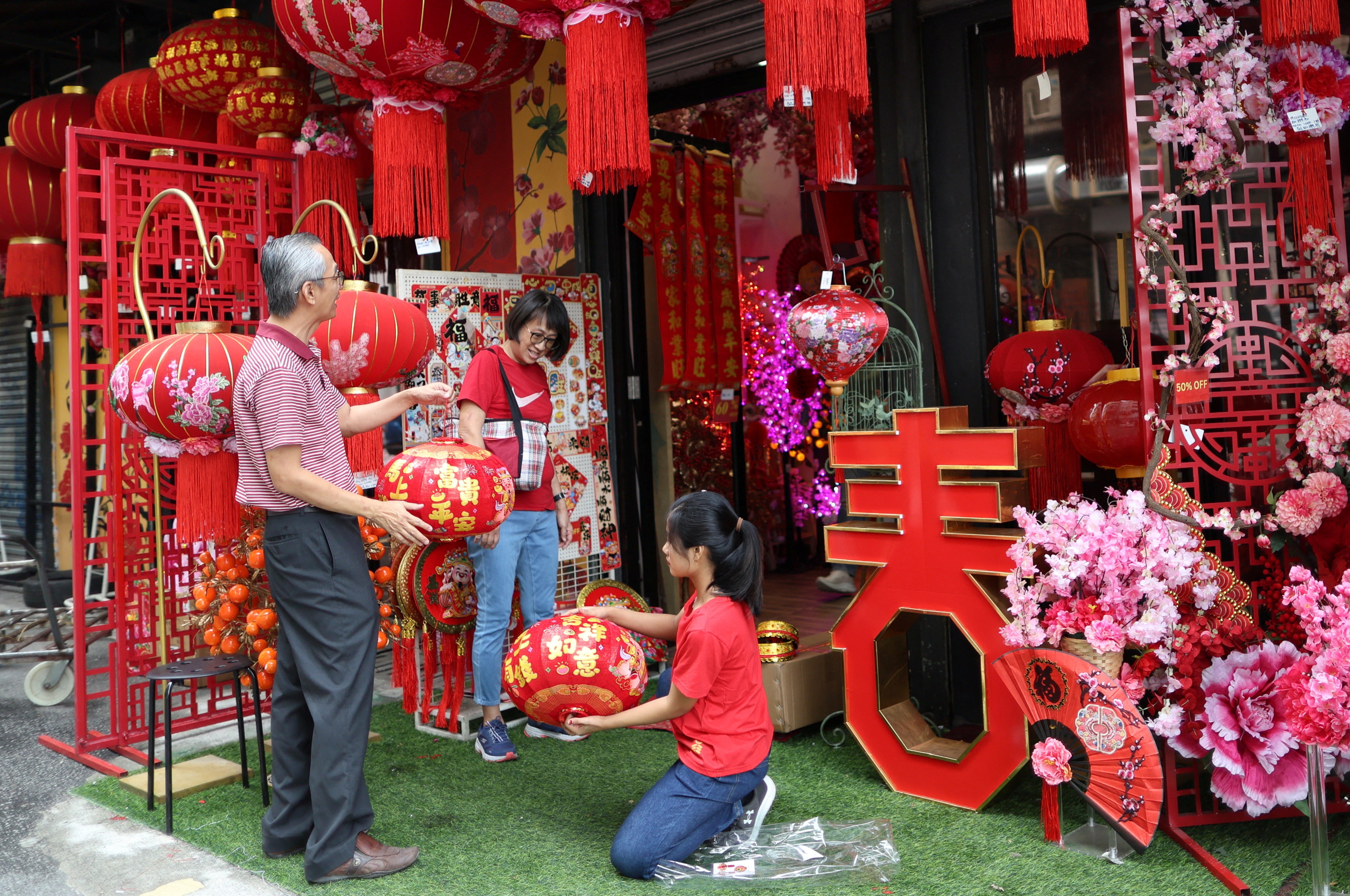 Chau A tung bung don Tet, du lich, mua sam bung no hinh anh