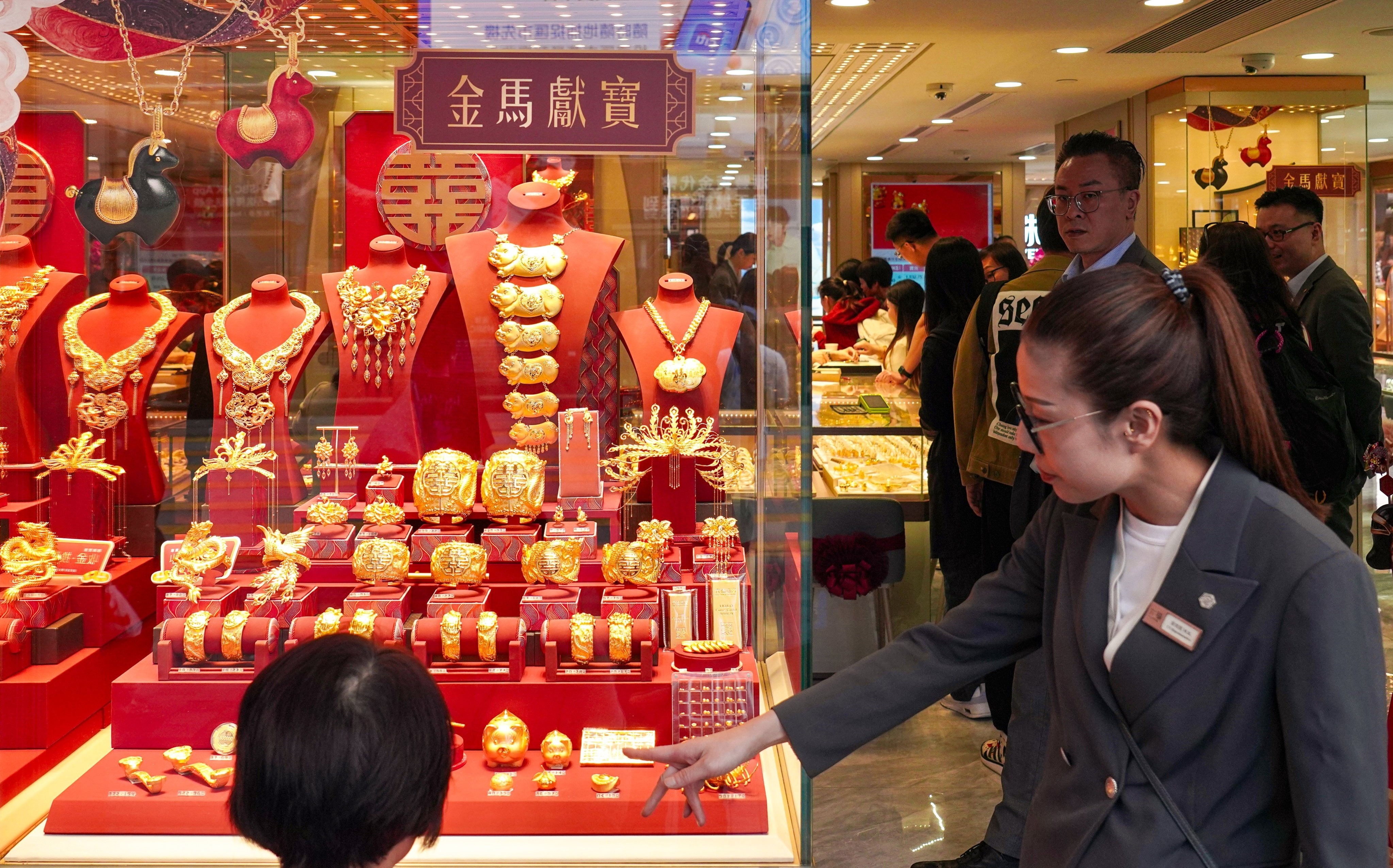 Nguoi Trung Quoc do xo di mua vang hinh anh