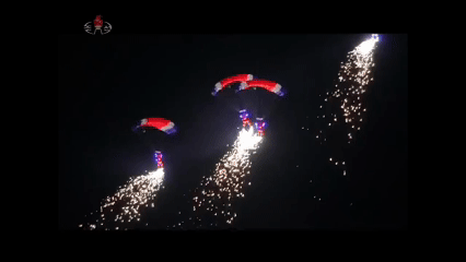 Ong Kim Jong Un va con gai du le duyet binh dem cua Trieu Tien hinh anh