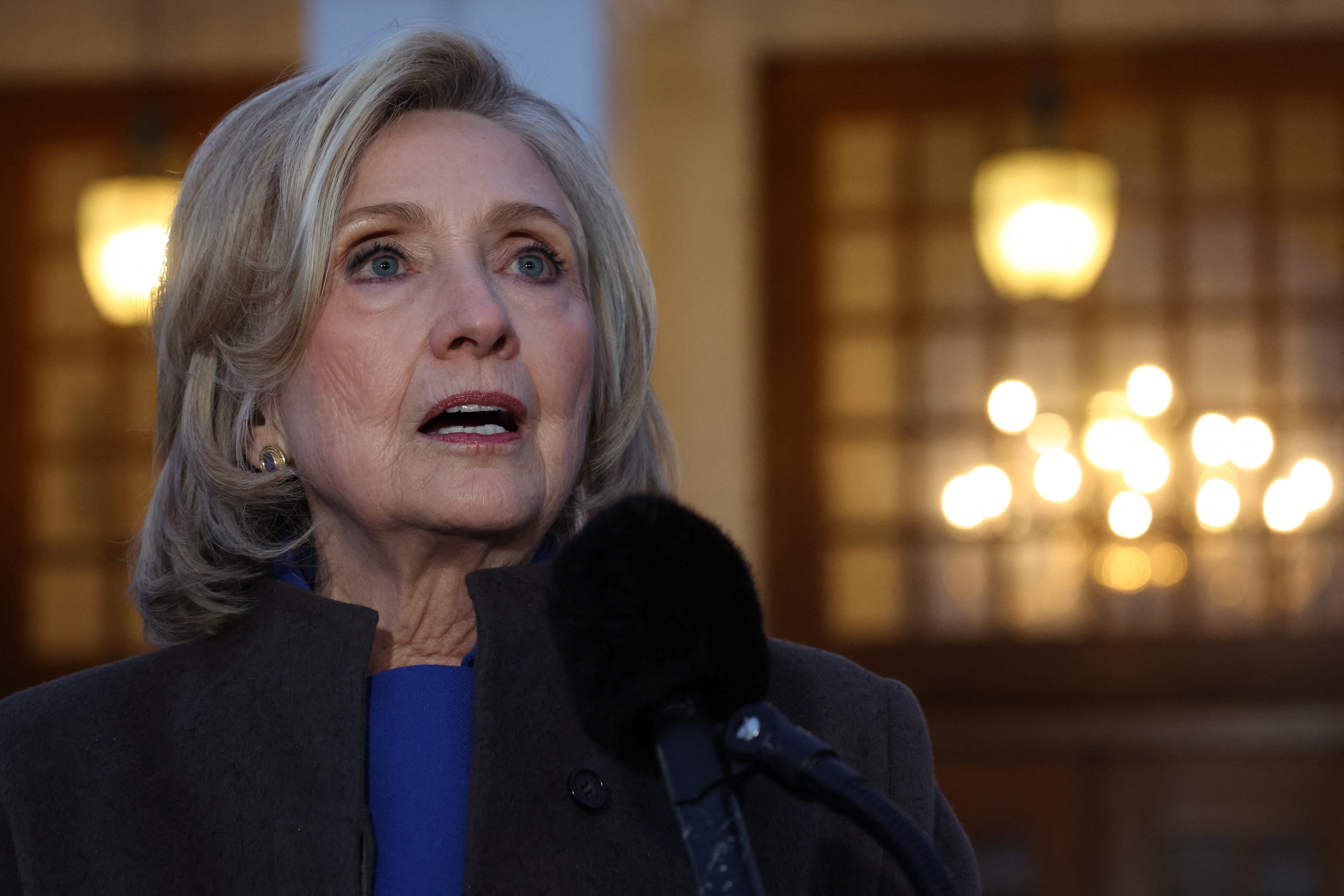 Ba Hillary Clinton thach thuc ong Trump hinh anh