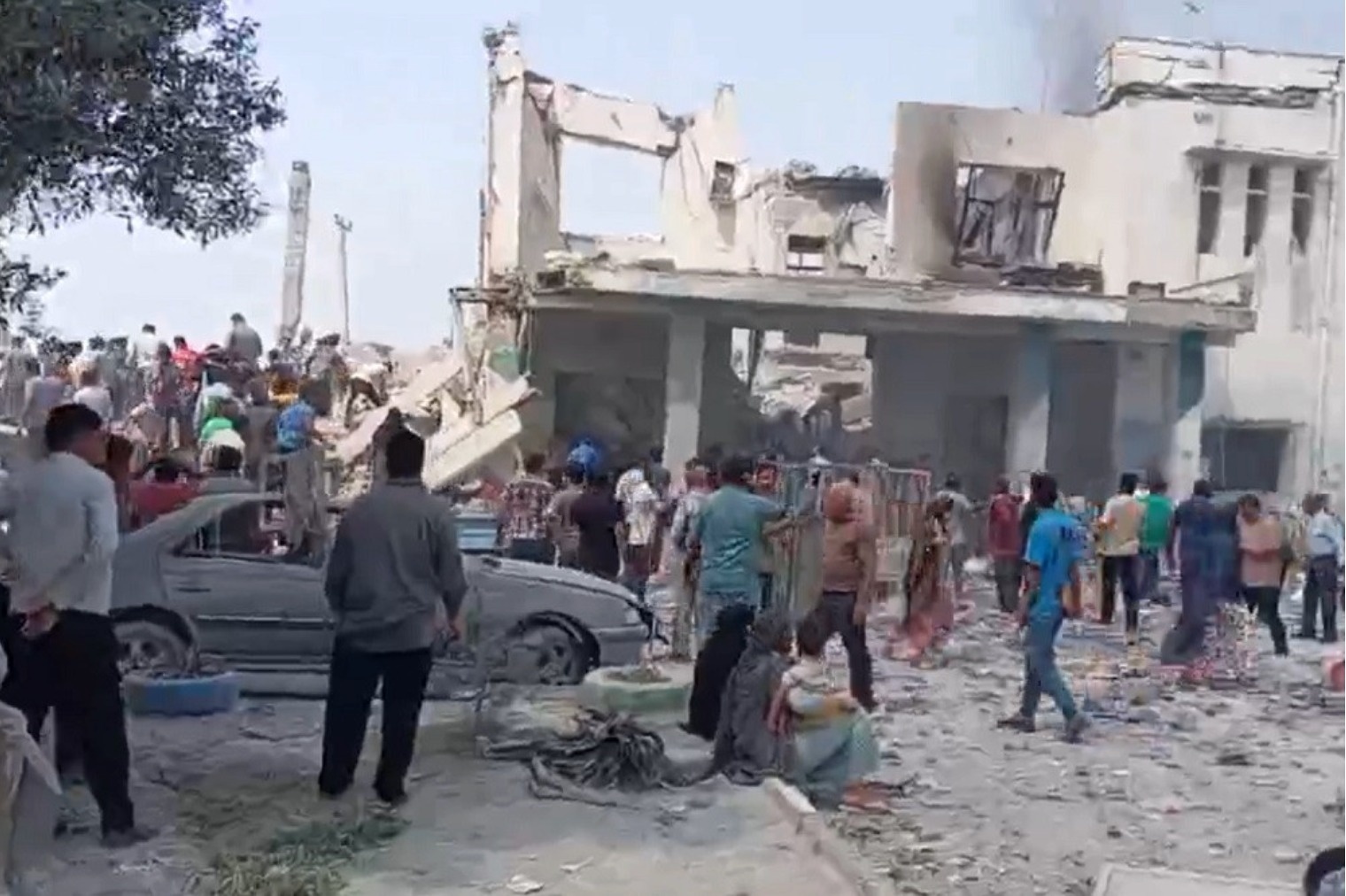 Khung canh tan hoang tai truong nu sinh Iran bi khong kich hinh anh