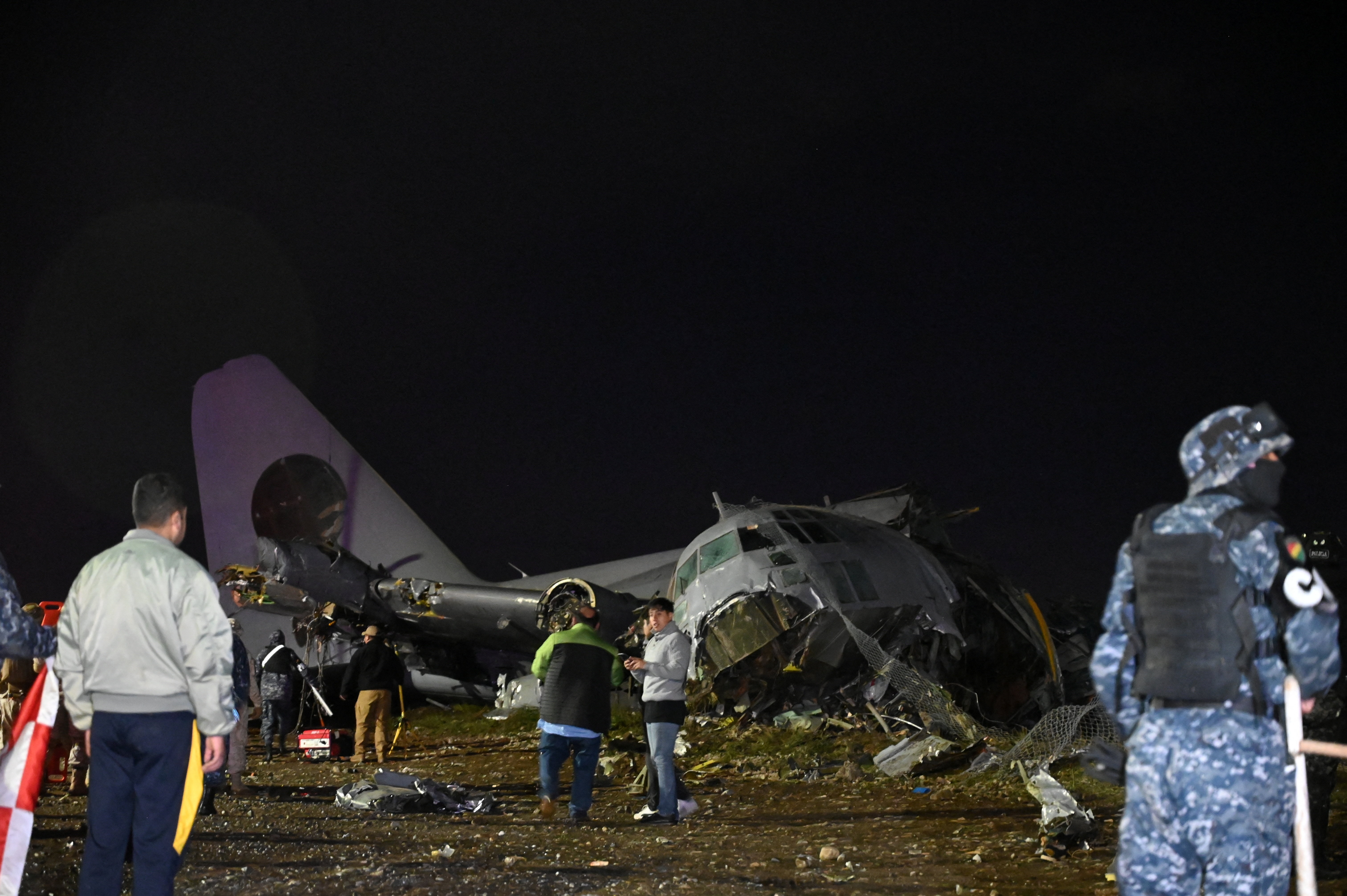 May bay cho tien roi o Bolivia, 15 nguoi thiet mang hinh anh