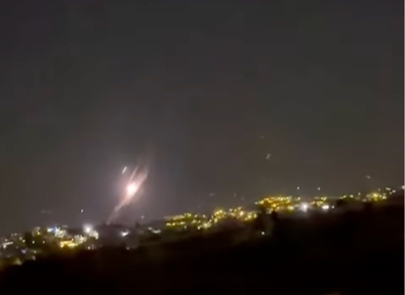 Vet sang tu dau dan ten lua cua Hezbollah xe toac bau troi Israel hinh anh