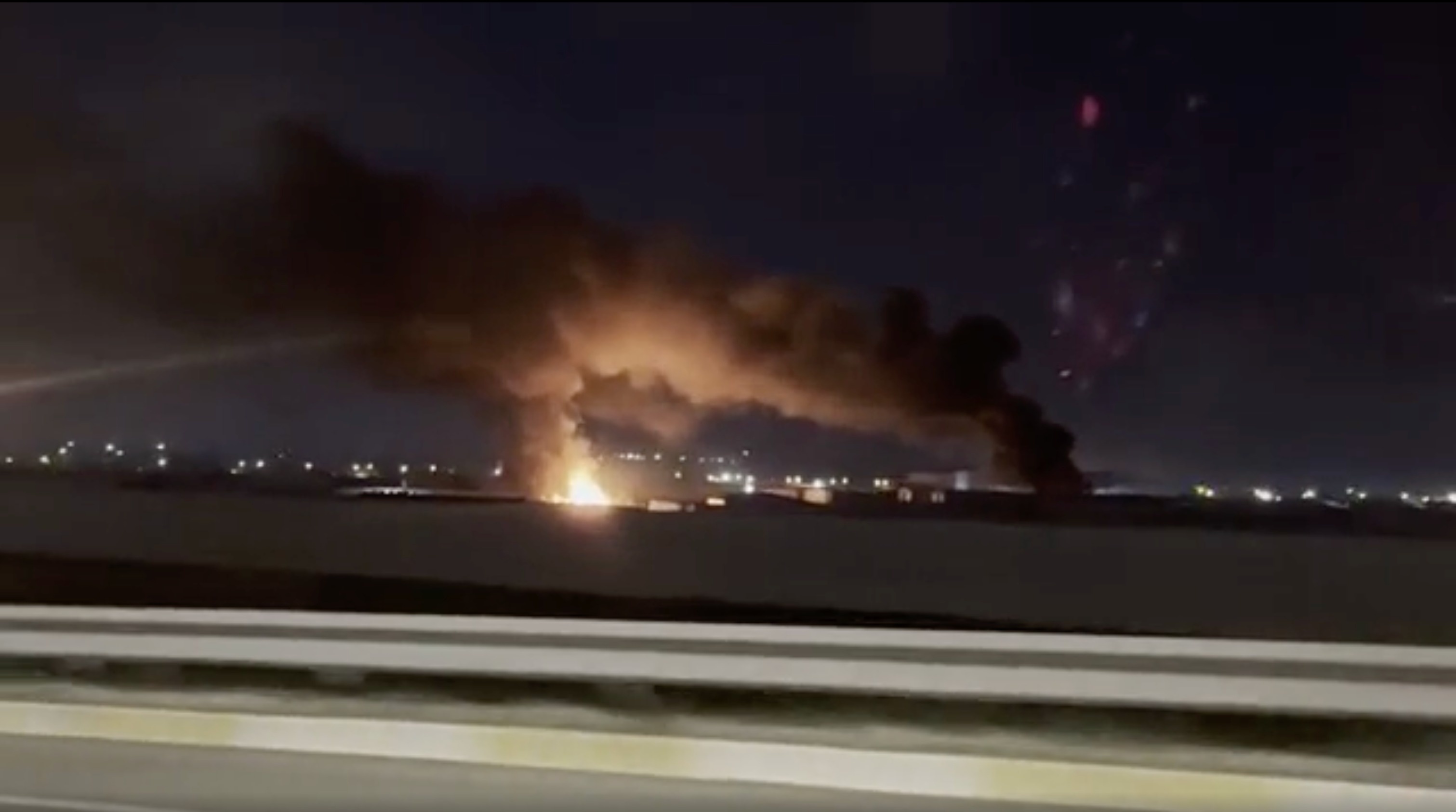 No lon va hoa hoan bung phat tai san bay gan can cu My o Iraq hinh anh