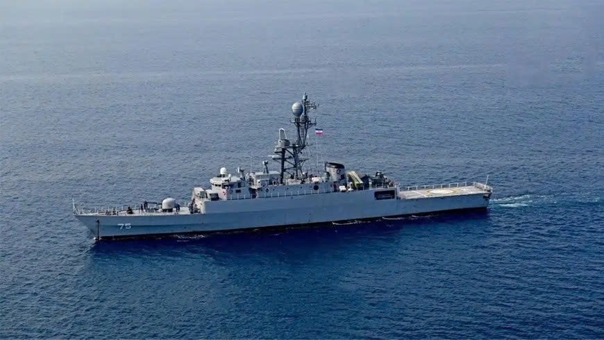 Tau chien Iran thu hai bao su co dong co khi di qua gan Sri Lanka hinh anh