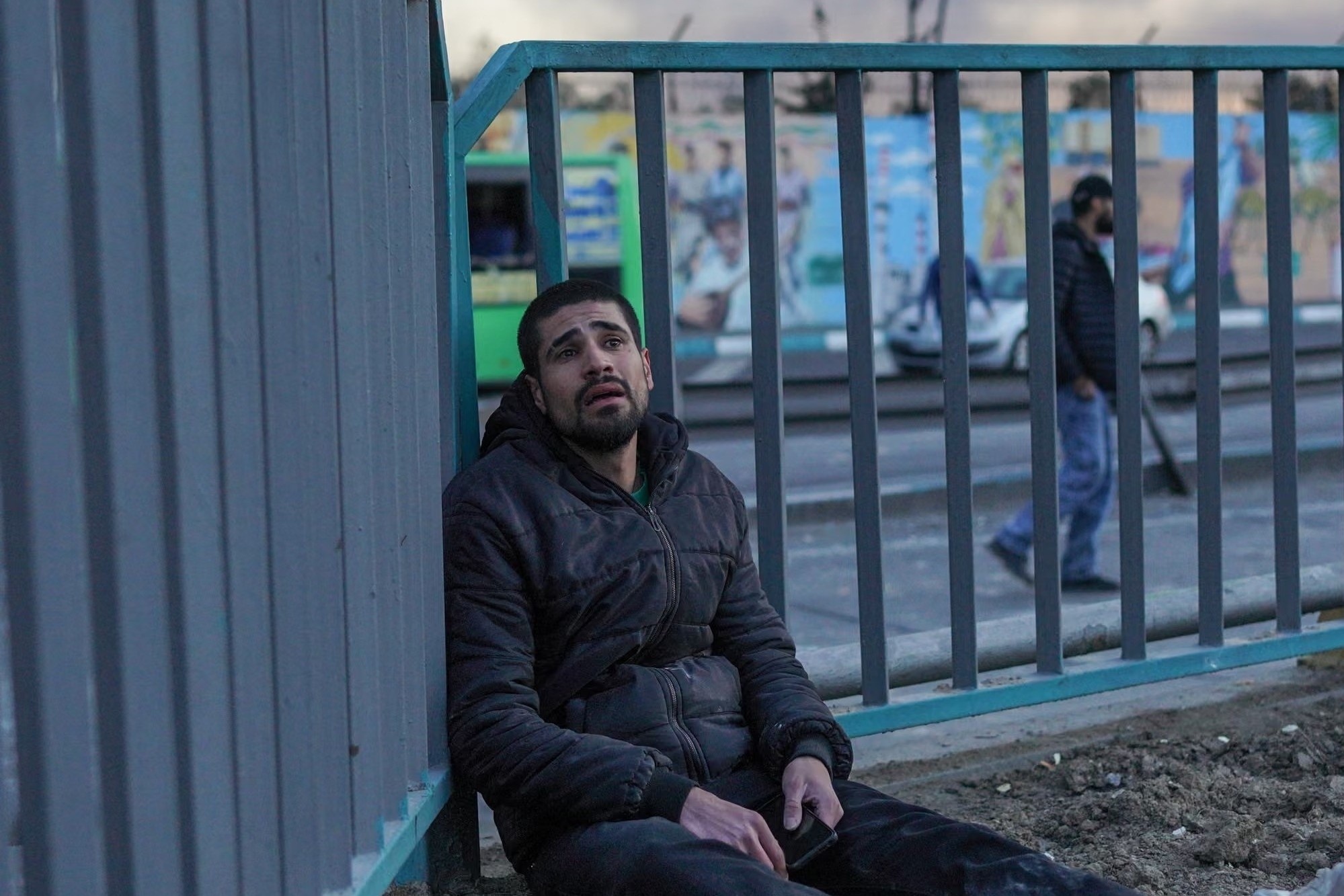 Nguoi Iran run ray duoi bau troi day ten lua hinh anh