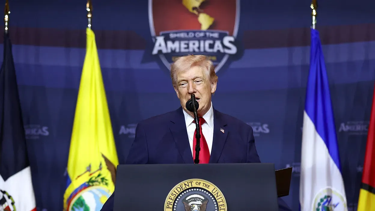 Ong Trump tuyen bo My pha huy 42 tau hai quan Iran hinh anh