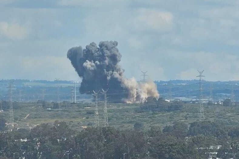 Iran doi 4 loat ten lua trong 40 phut, nham nha may dien Israel hinh anh