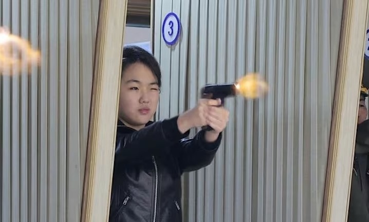 Con gai ong Kim Jong-un ban sung khi tham nha may vu khi hinh anh