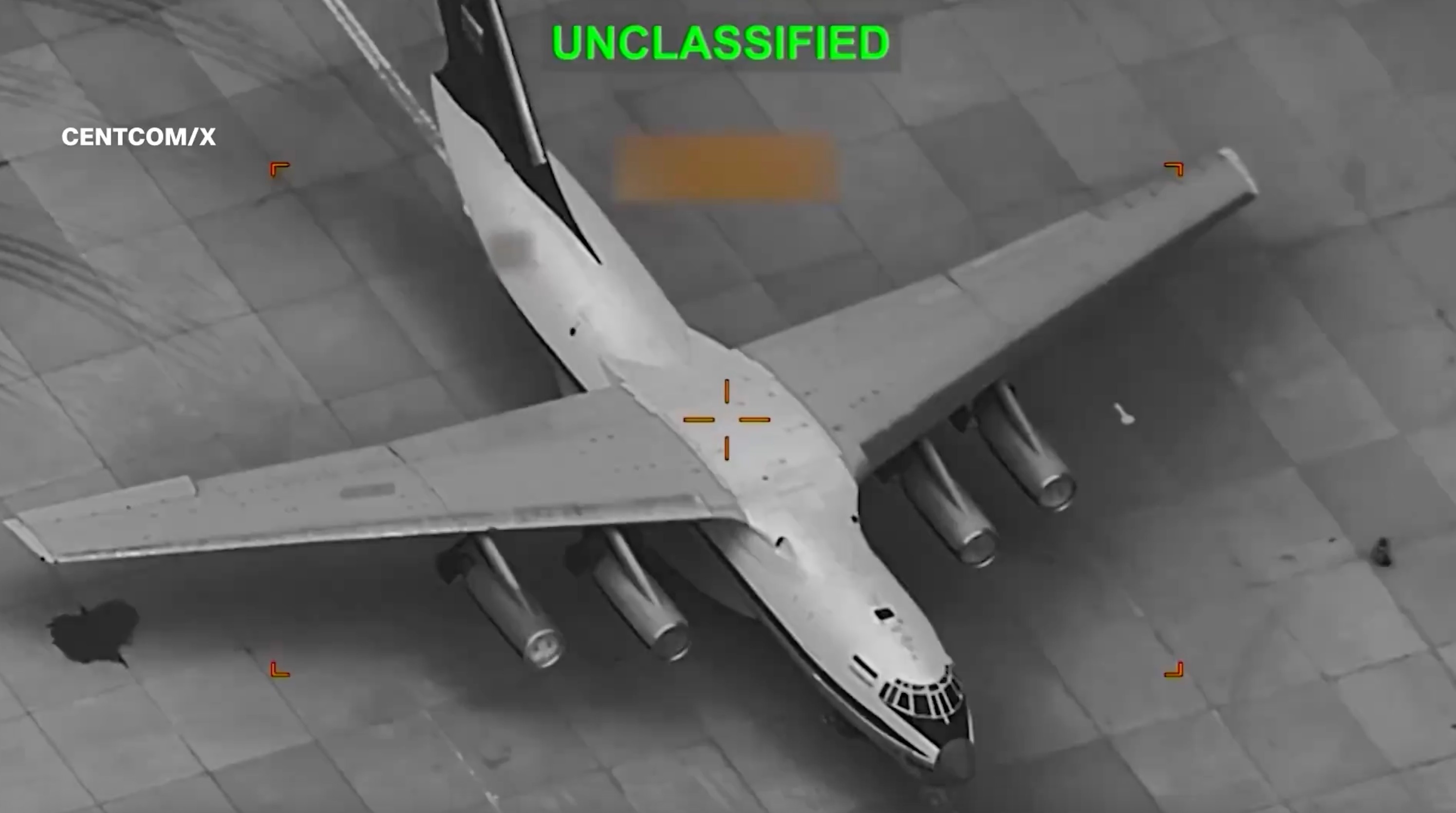 CENTCOM tung video pha huy may bay quan su Iran hinh anh