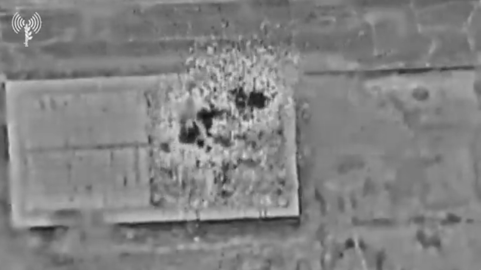 Israel tung video pha huy 250 UAV cua Iran hinh anh