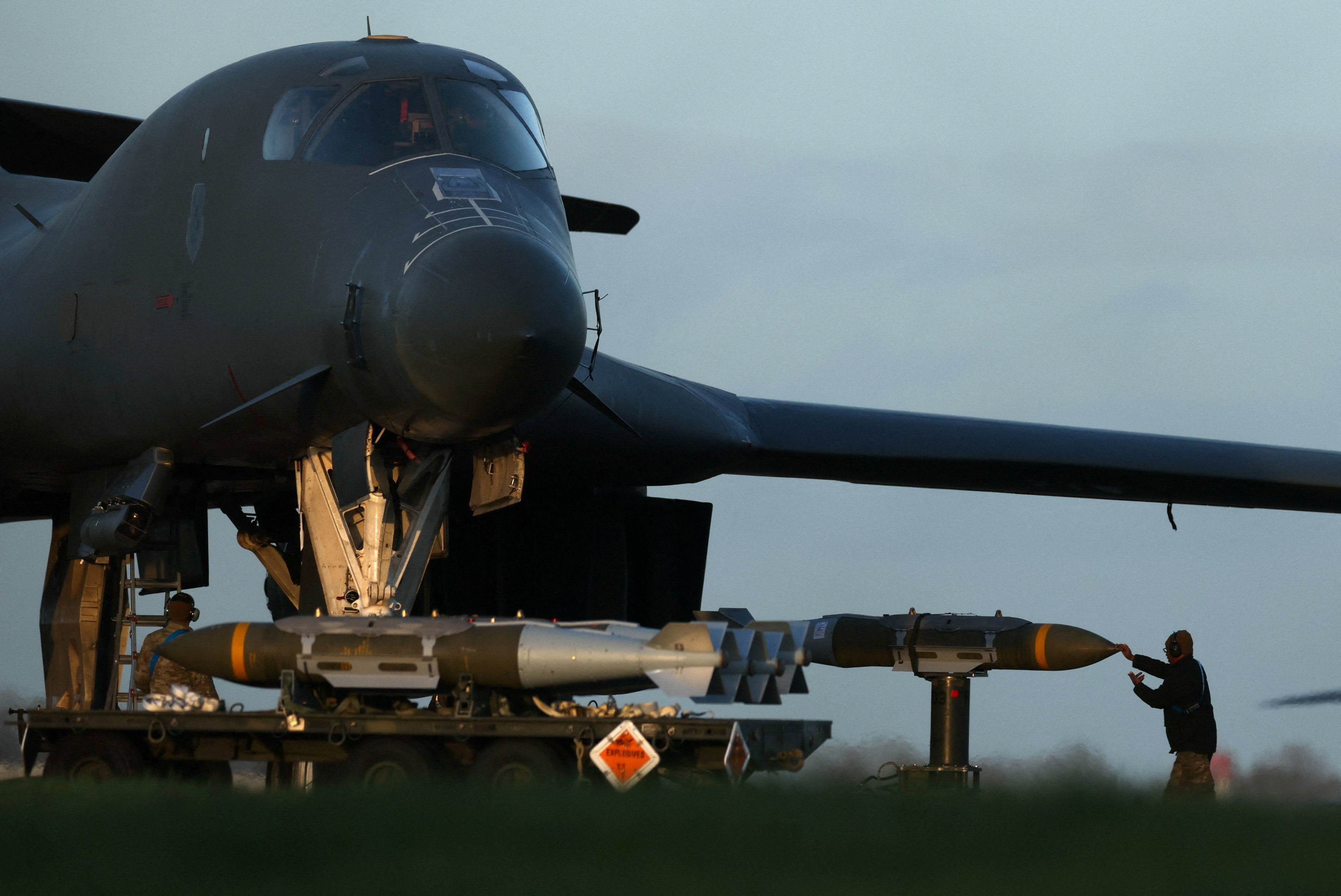 My nap bom pha boongke len oanh tac co B-1 hinh anh