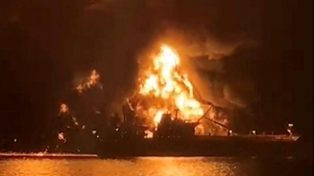 Hai tau cho dau boc chay du doi trong vung bien Iraq hinh anh