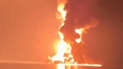 Tàu chở dầu Mỹ cháy dữ dội gần eo biển Hormuz