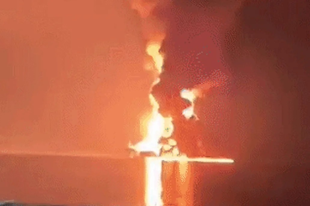 Tau cho dau My boc chay gan eo bien Hormuz hinh anh