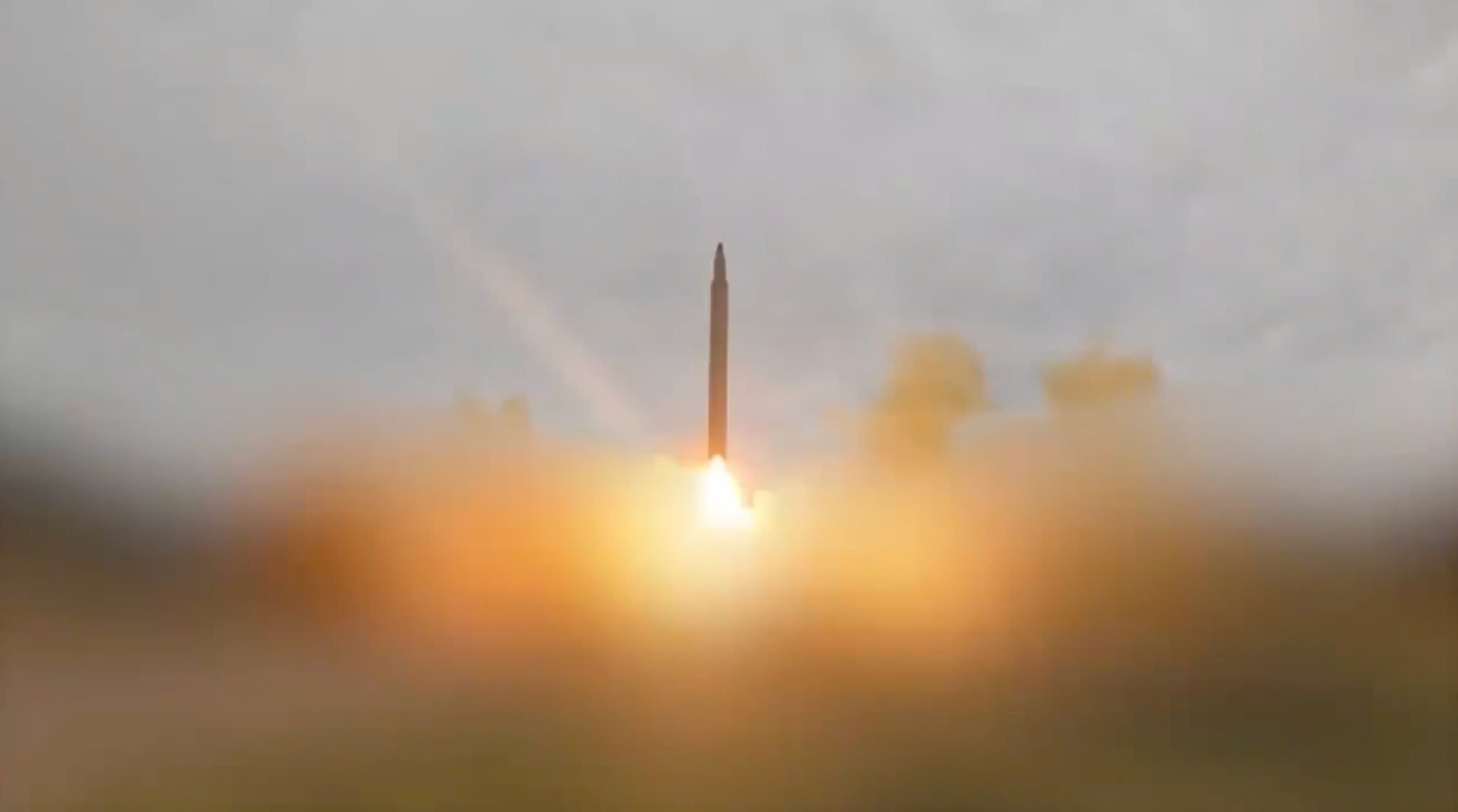 Iran lan dau phong ten lua sieu nang Sejjil hinh anh