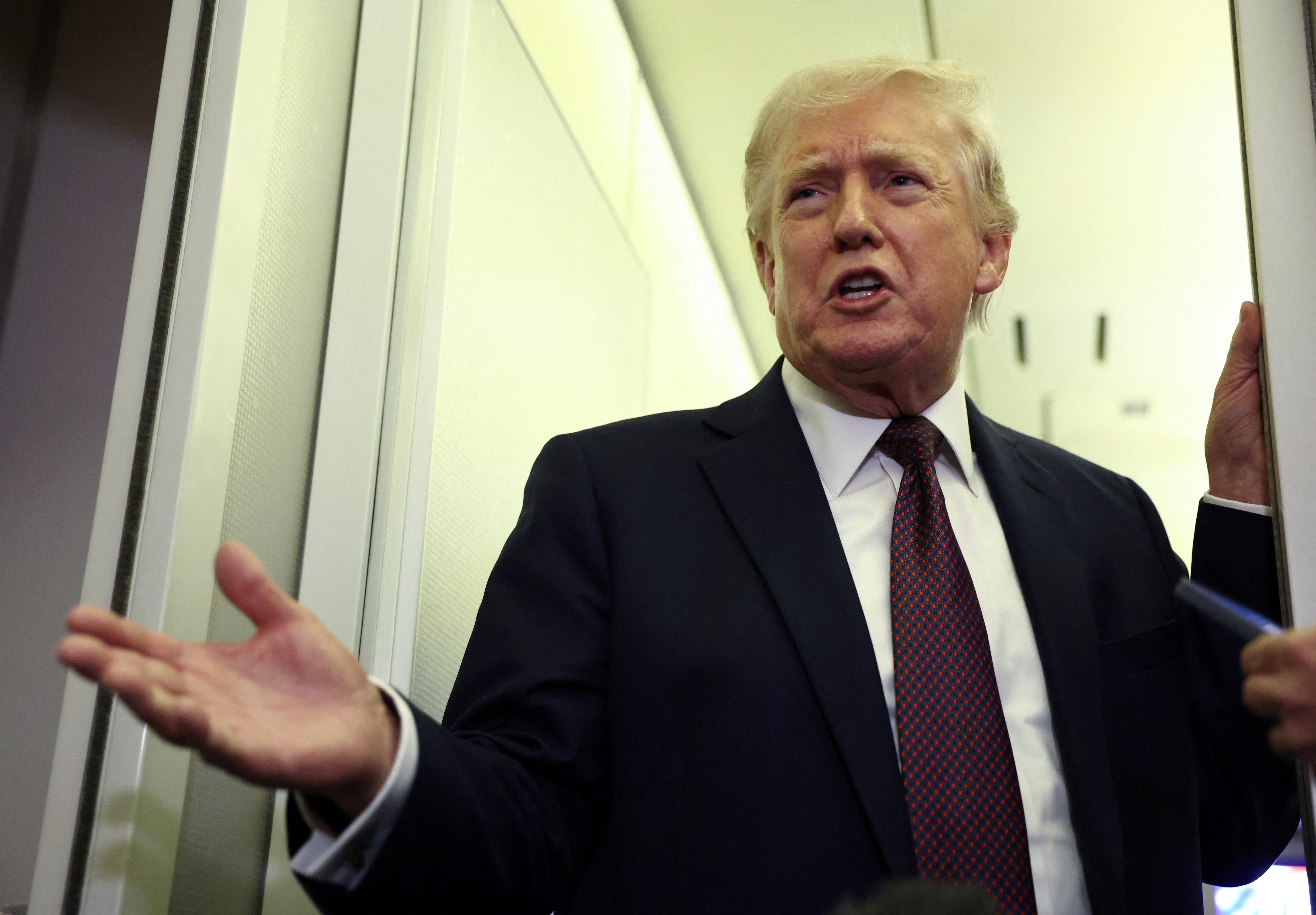 TT Trump: Phong khong Iran da bi xoa so hinh anh