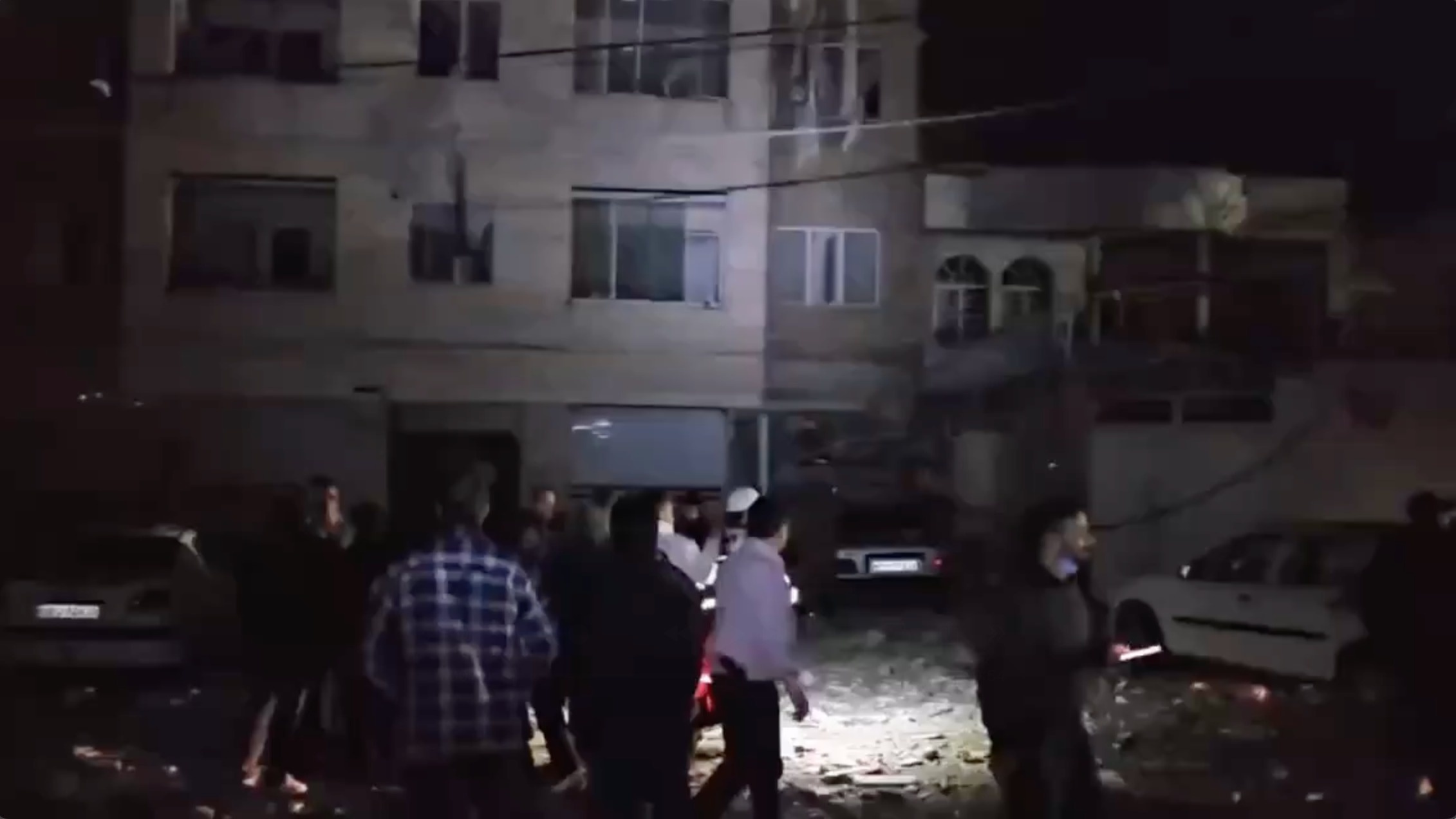 Khu dan cu Iran trung khong kich, cuu ho chay dua cuu nguoi hinh anh