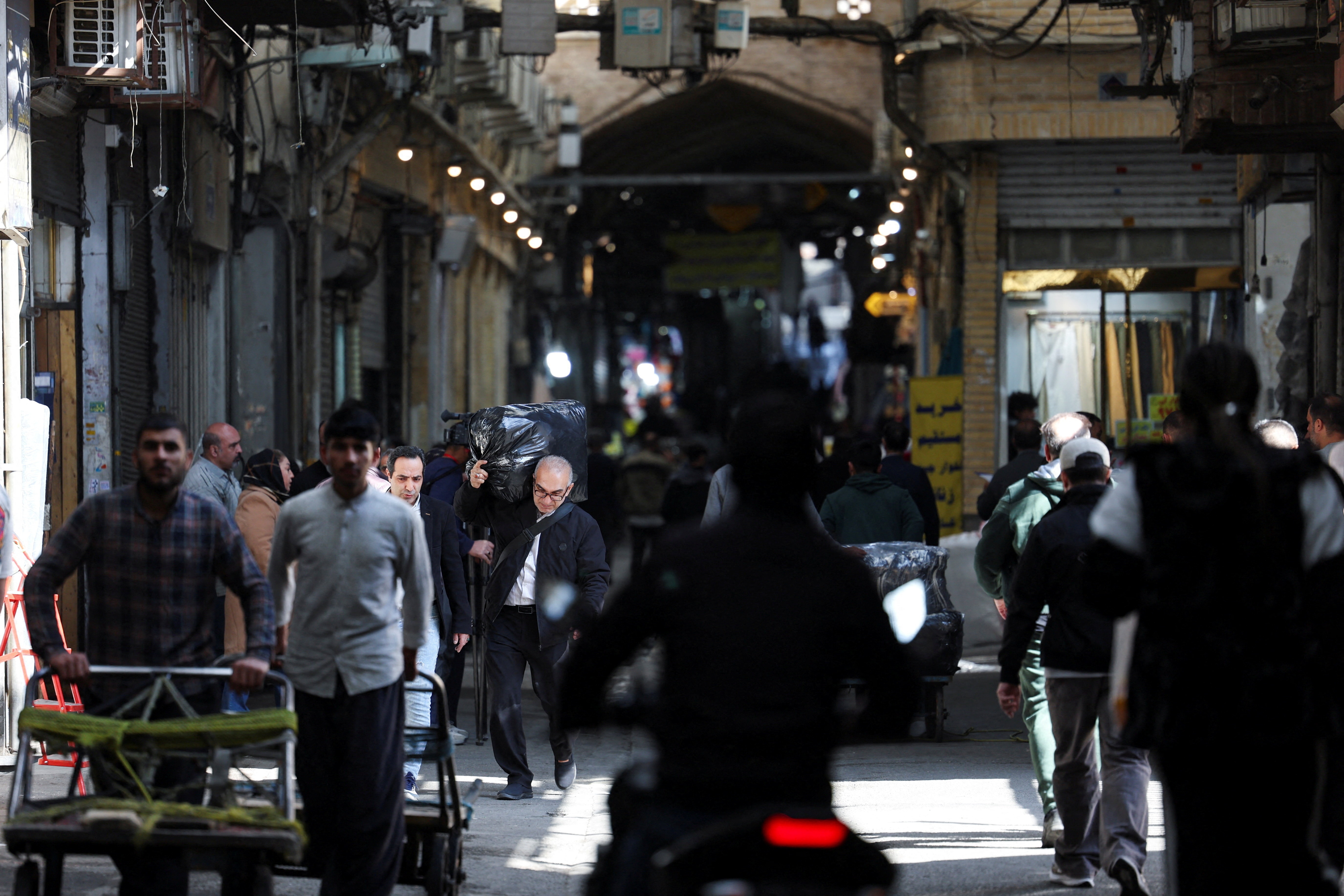 Nguoi Iran kiet que giua chien su va 'bong toi Internet' hinh anh