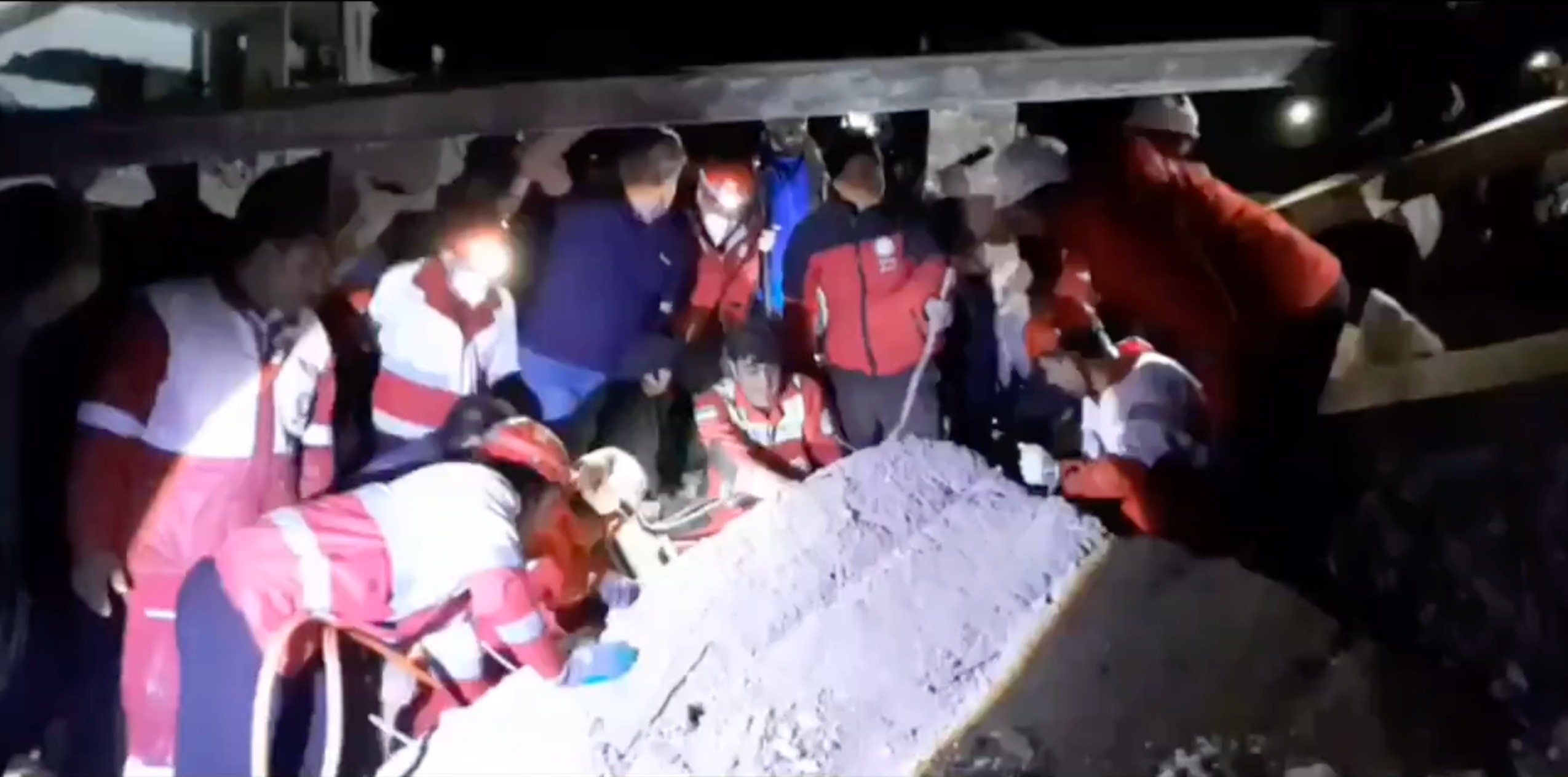 Chay dua cuu nan sau khong kich o tay Iran hinh anh