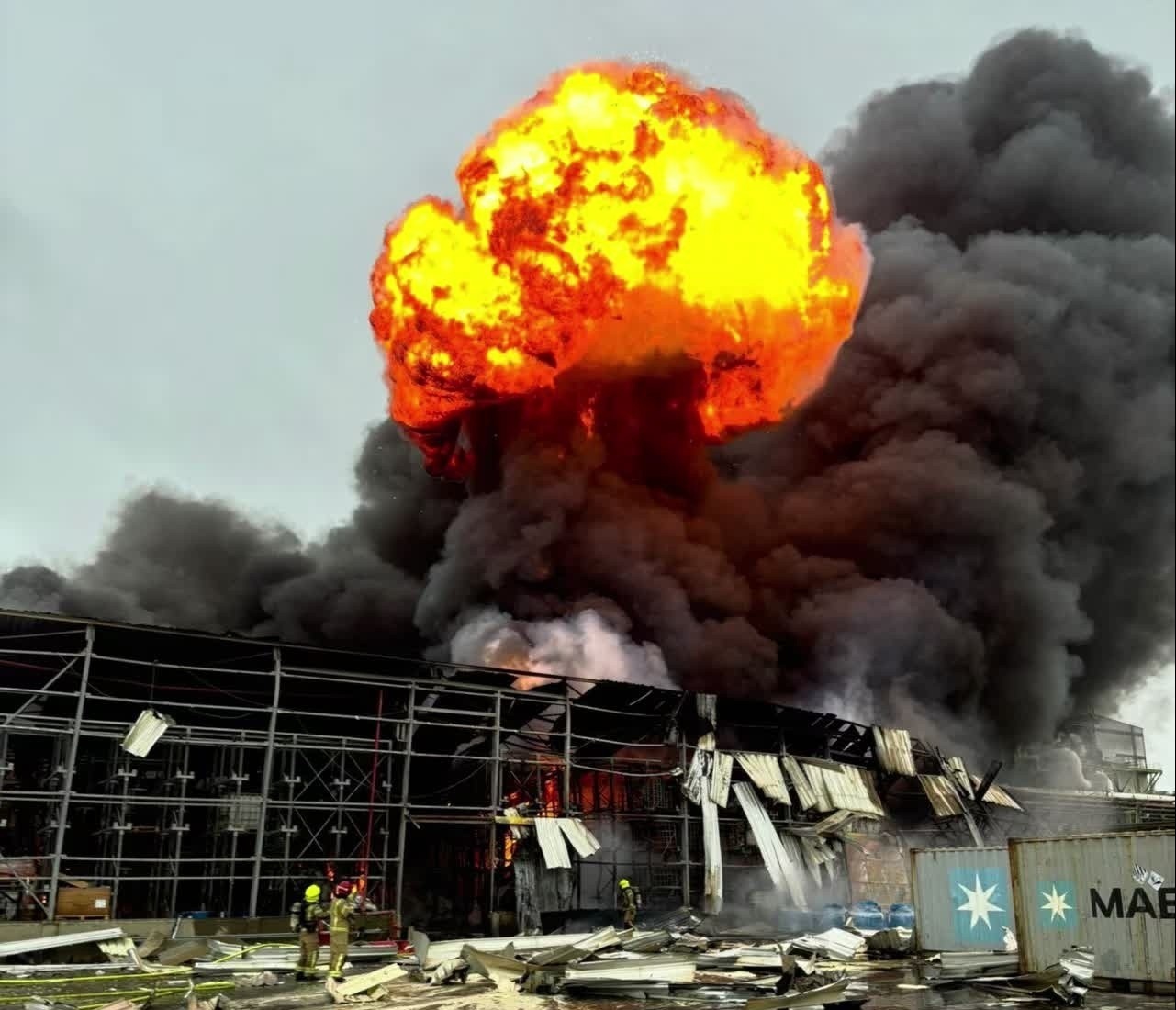 Ten lua Iran doi trung khu nha may hoa chat Israel hinh anh