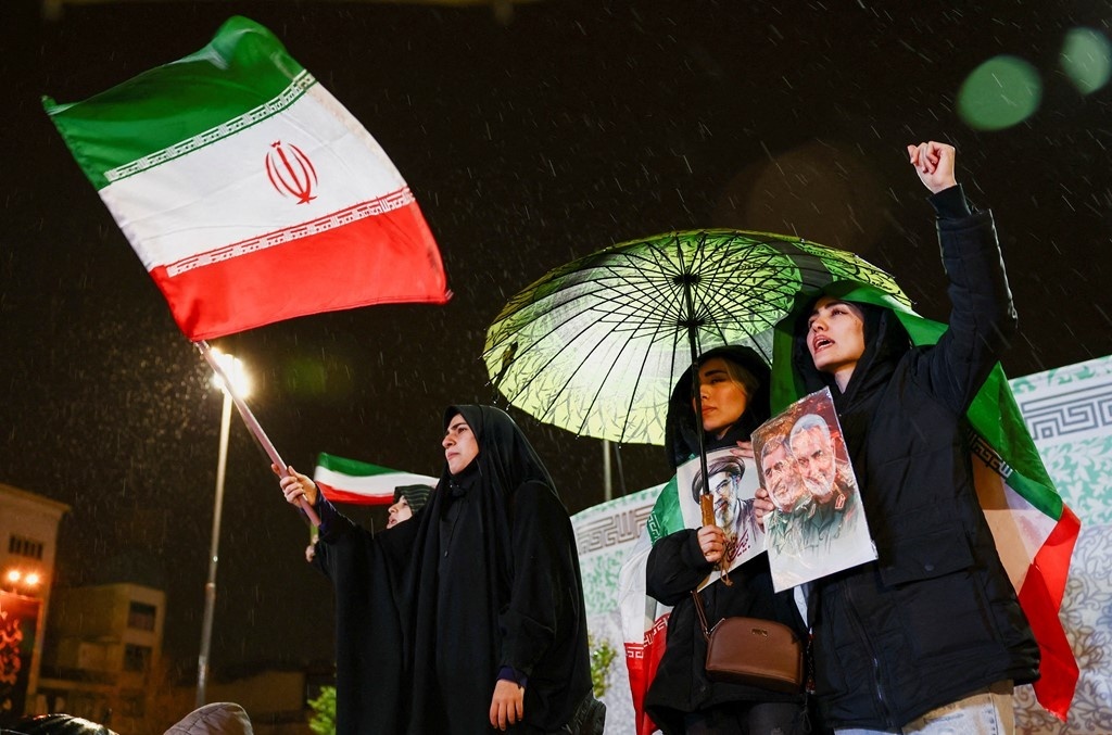 Nguoi Iran xuong duong phan doi My - Israel hinh anh