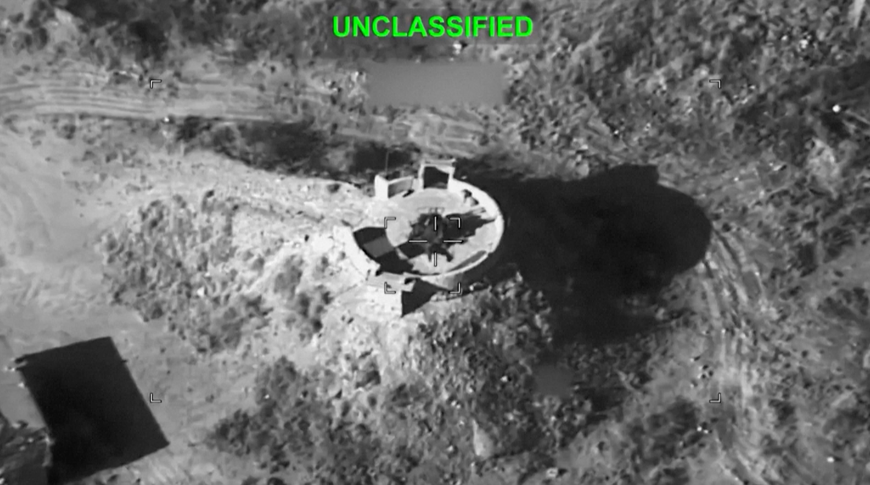 My tung video khong kich Iran, USS Tripoli ap sat chien truong hinh anh