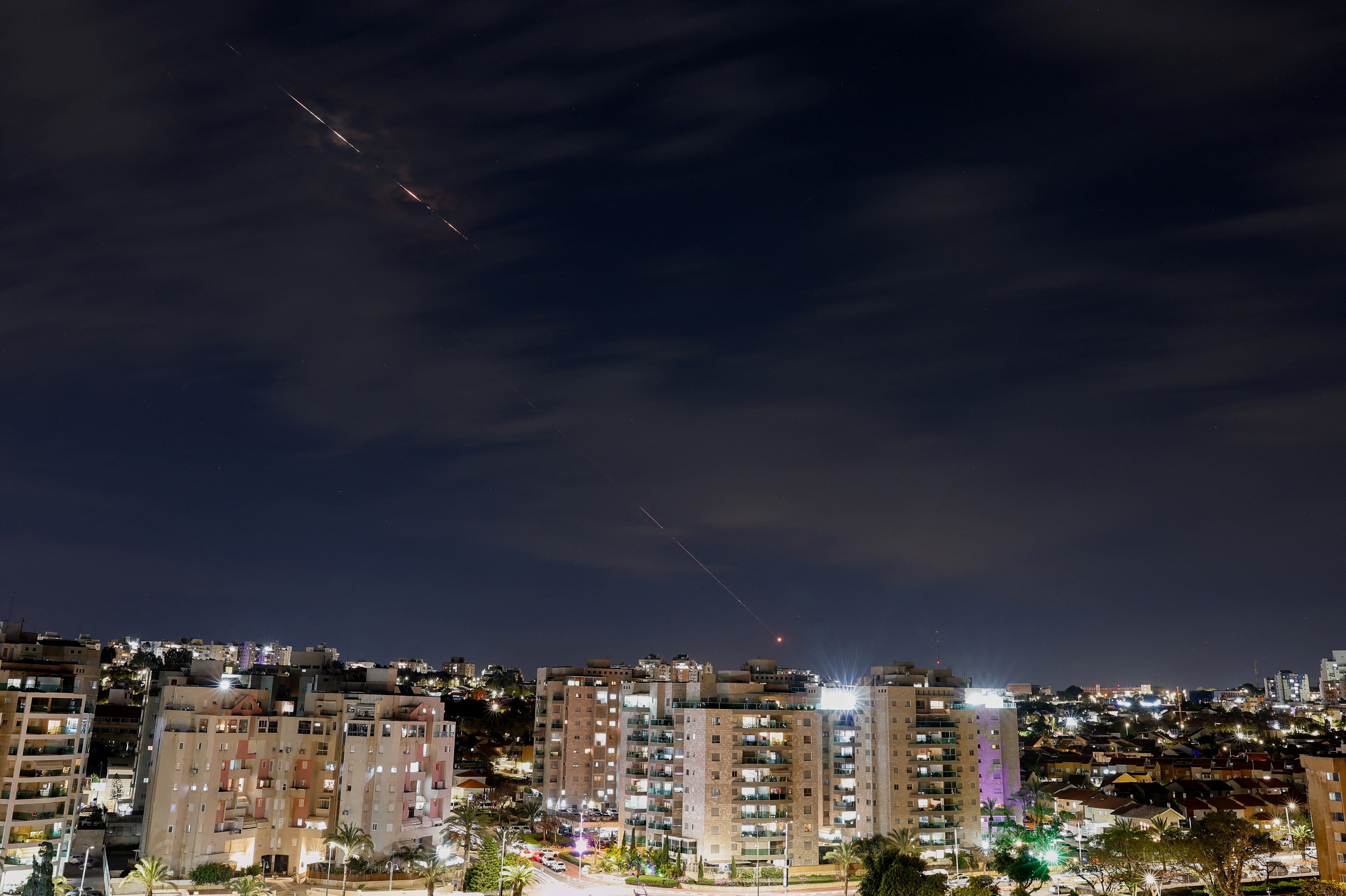 Khoanh khac ten lua Iran xuyen thung 12 dan danh chan Israel hinh anh