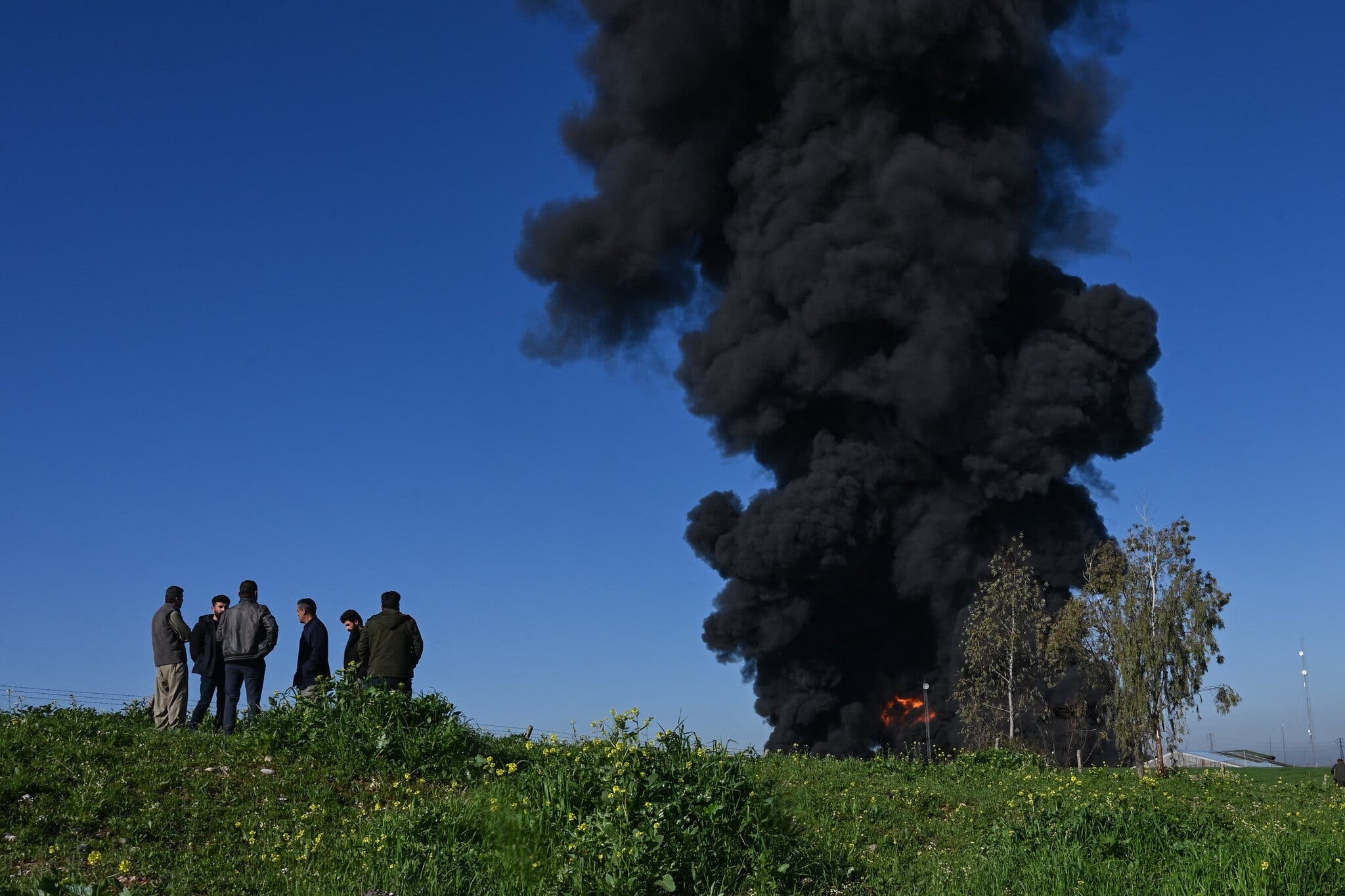 Ong Trump: 'Mo cua eo bien Hormuz, hoac song trong dia nguc' hinh anh