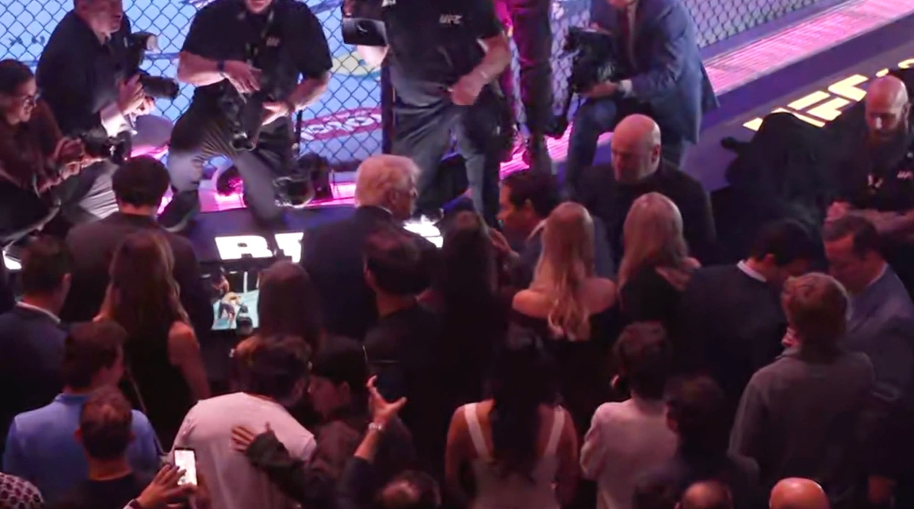 Dam phan Iran cang thang, ong Trump van di xem dau vo hinh anh