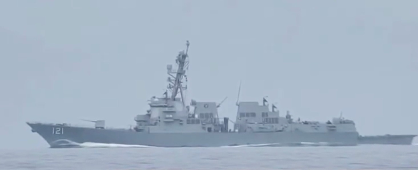 Khoanh khac Hai quan Iran can tau chien My o eo bien Hormuz hinh anh