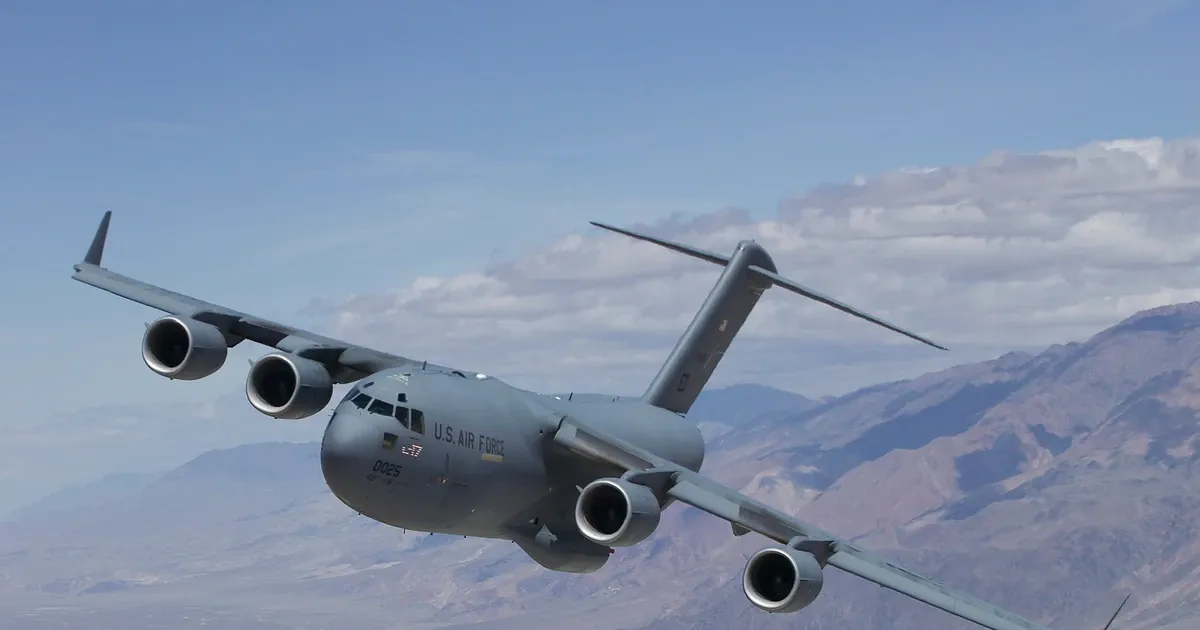 May bay van tai o at huong toi Trung Dong, My dang suy tinh gi? hinh anh