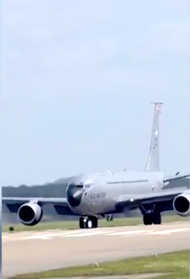 May bay tiep dau My 'thung va' bat thuong, lo dau vet chien su hinh anh