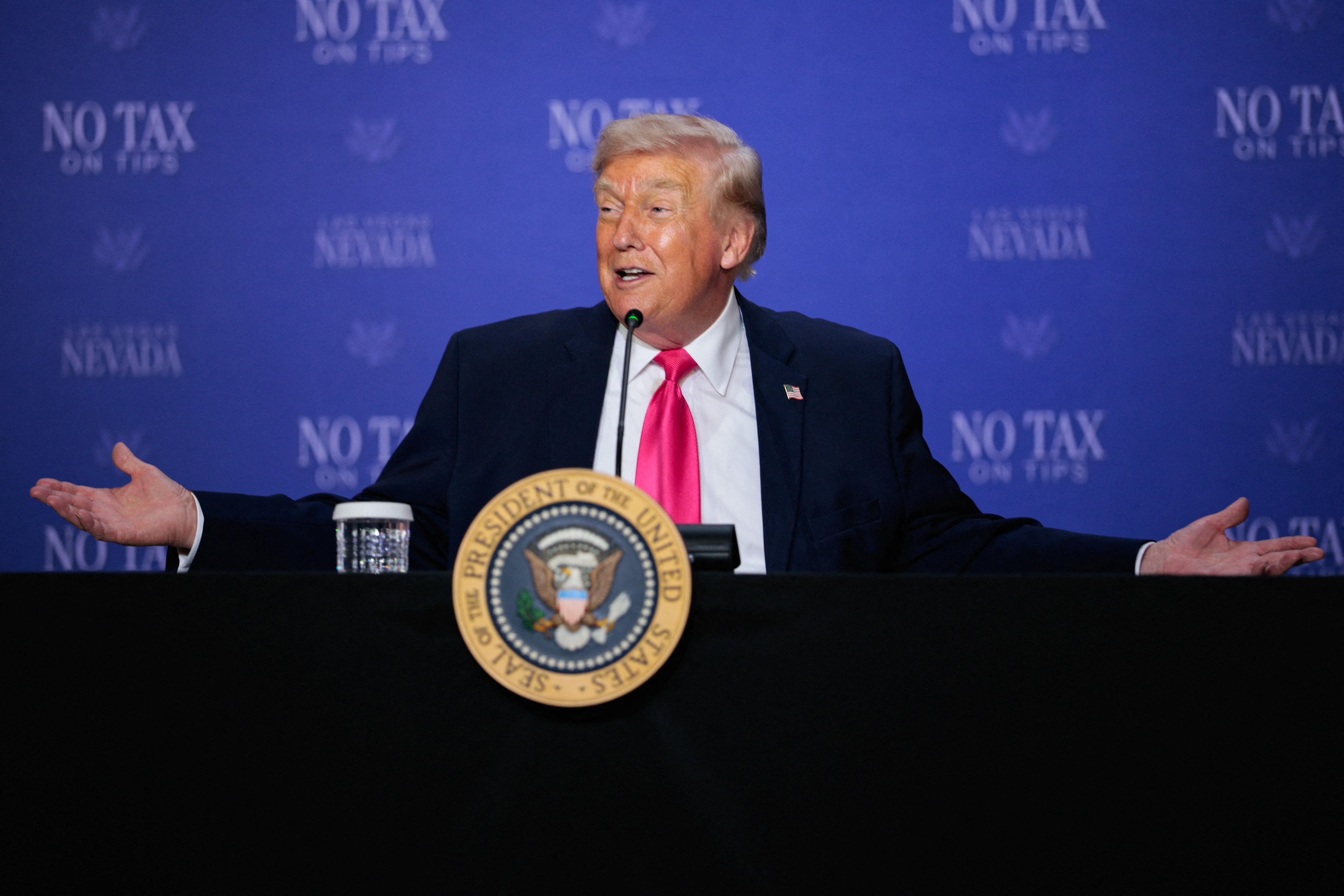 Ong Trump up mo ve 'bat ngo lon' lien quan den Iran trong tuan toi hinh anh