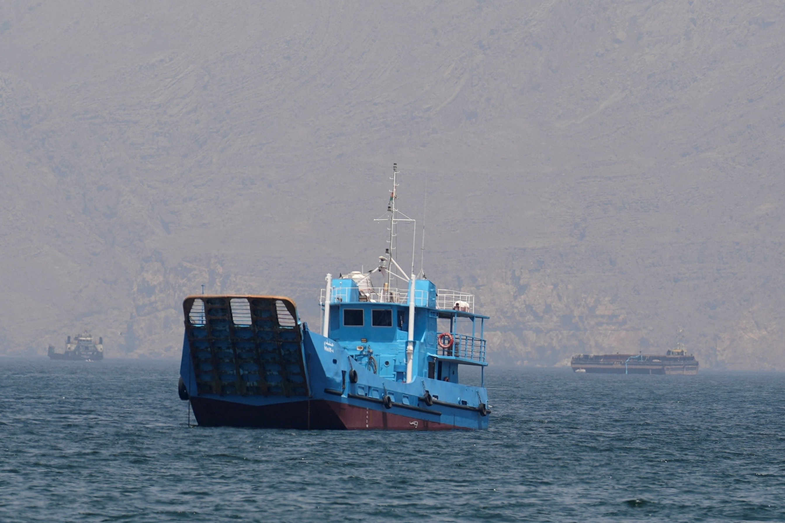 Ong Trump ra lenh 'tieu diet' cac tau nho cua Iran tai Hormuz hinh anh