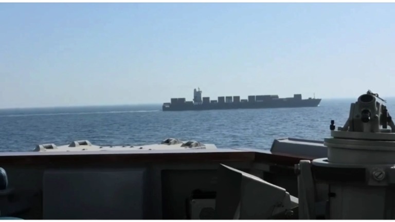 Khoanh khac My na sung vao tau hang Iran hinh anh