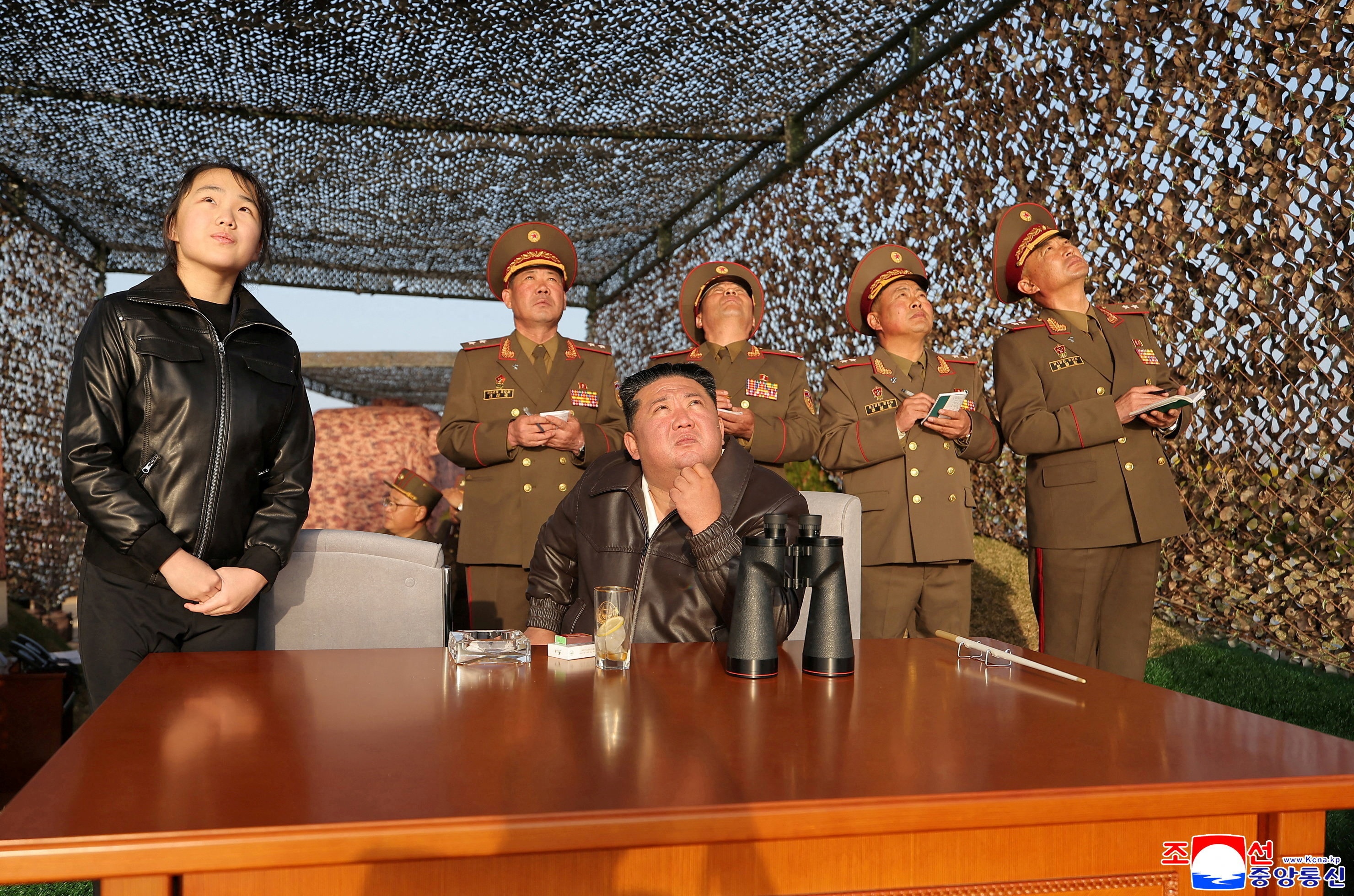 Ong Kim Jong Un va con gai giam sat thu ten lua dau dan chum hinh anh